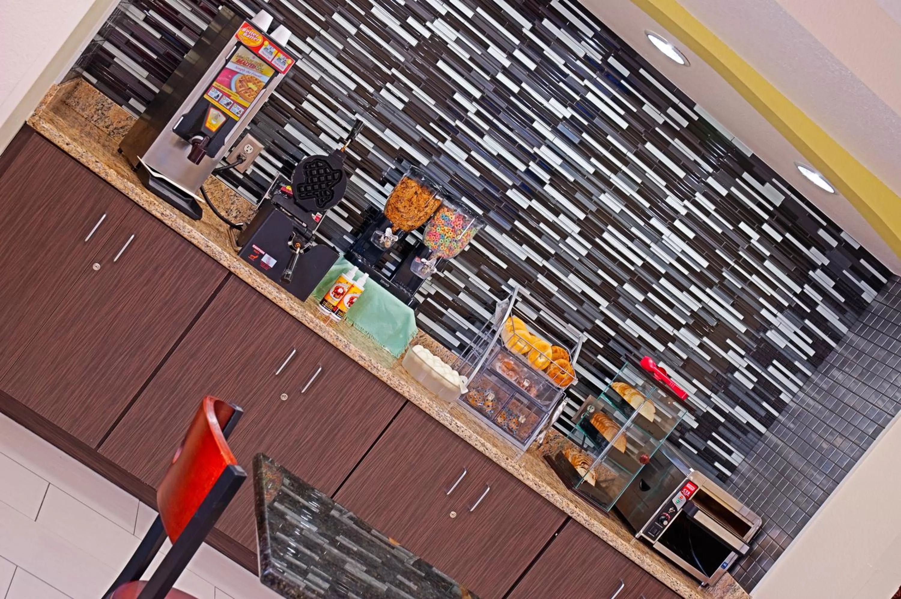 Restaurant/places to eat in Super 8 by Wyndham Irving/DFW Apt/North