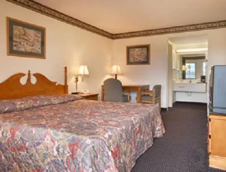 Photo of the whole room, Bed in Days Inn & Suites by Wyndham Kokomo