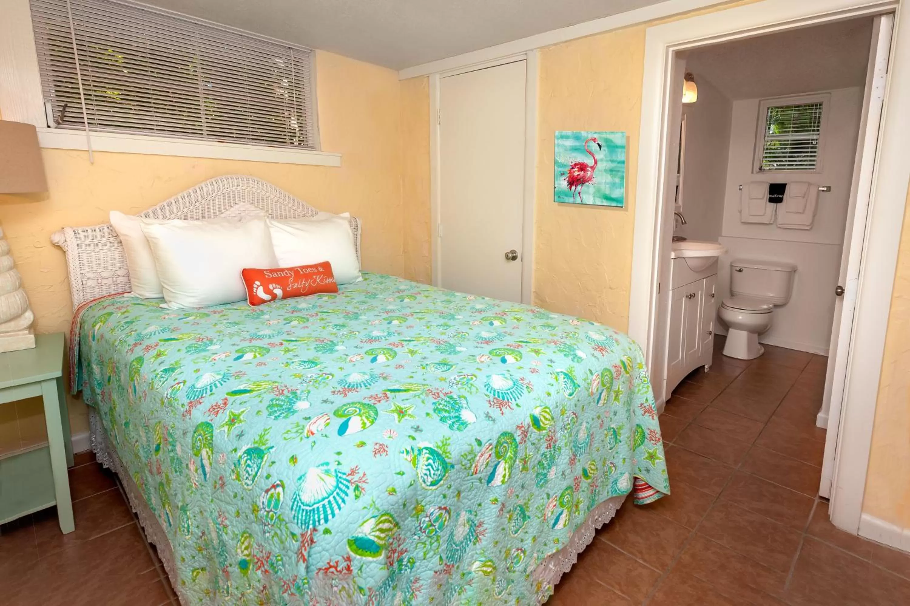 Bed in Cedar Cove Resort & Cottages