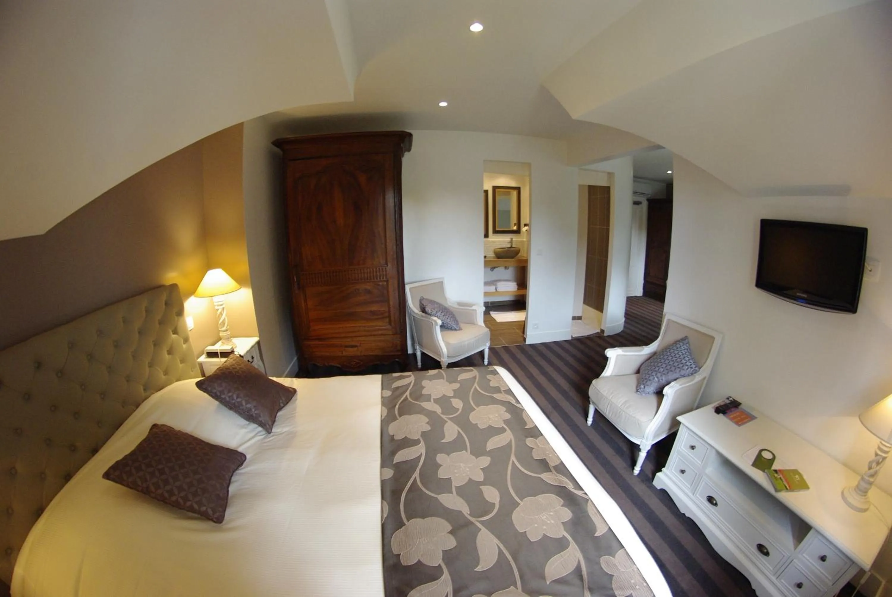 Photo of the whole room, Bed in Hôtel The Originals Résidence de Rohan (EX RELAIS DU SILENCE)