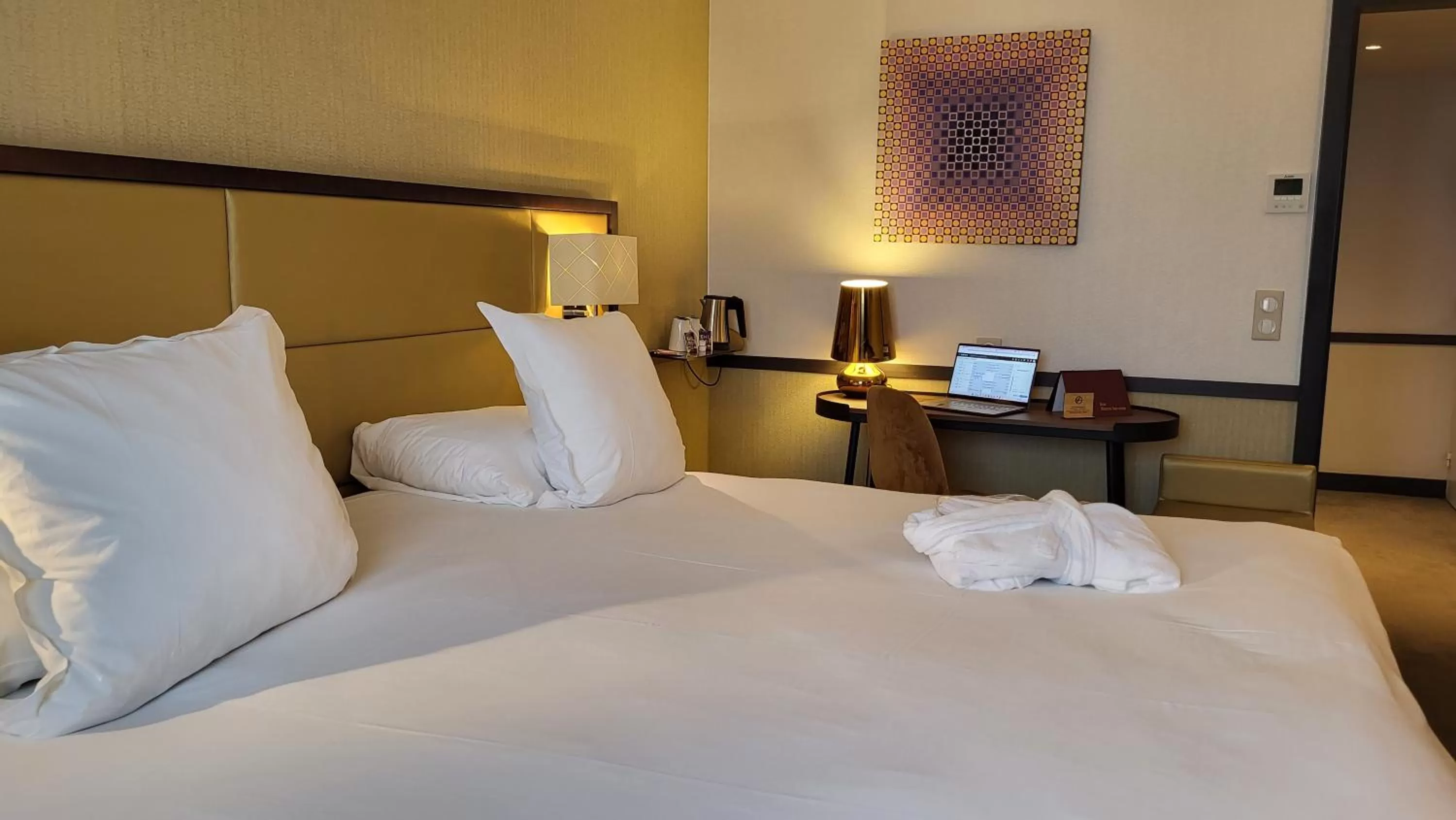 Photo of the whole room, Bed in Hôtel Paris Neuilly