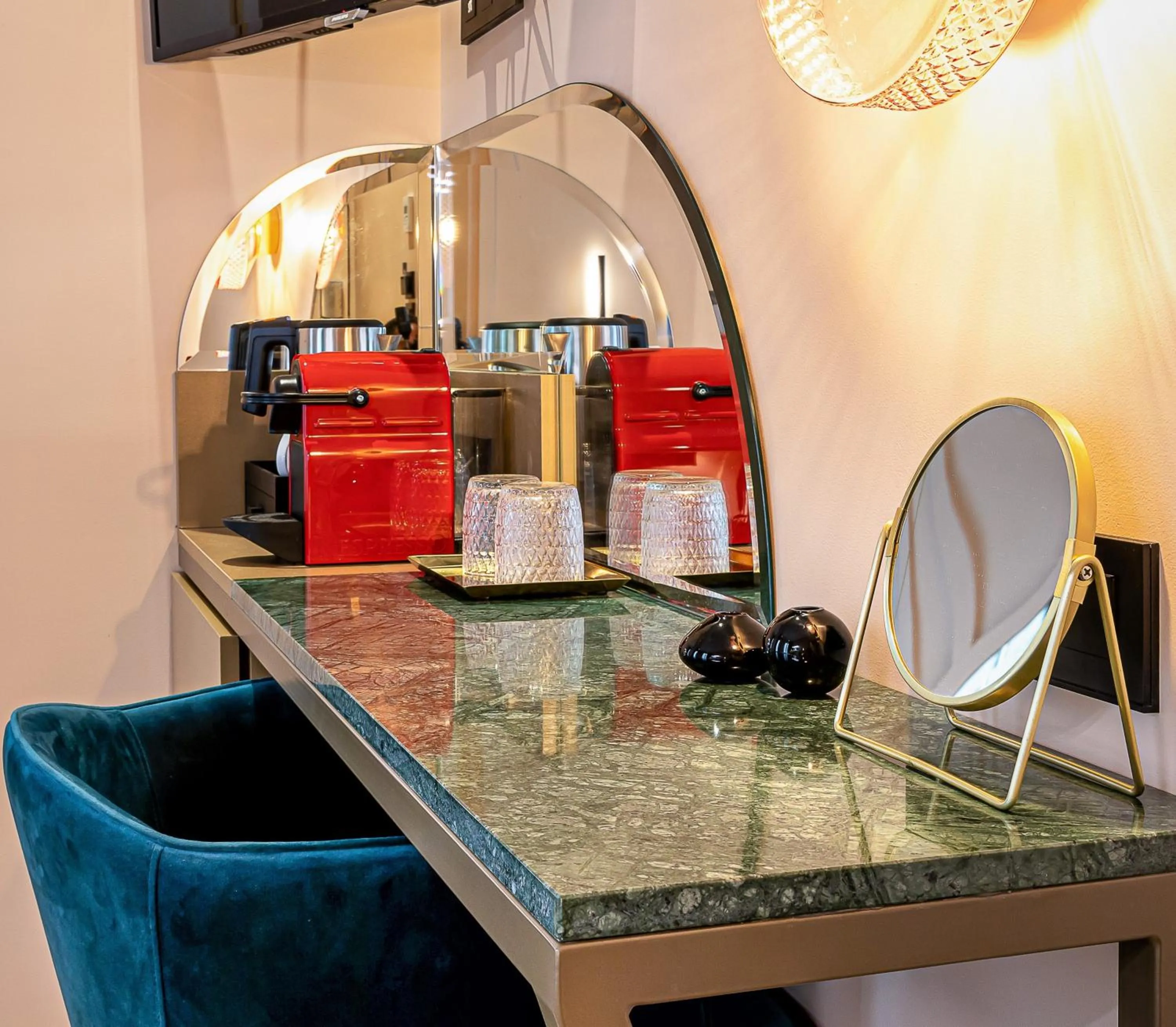 Coffee/tea facilities in Hôtel Veryste & Spa Paris