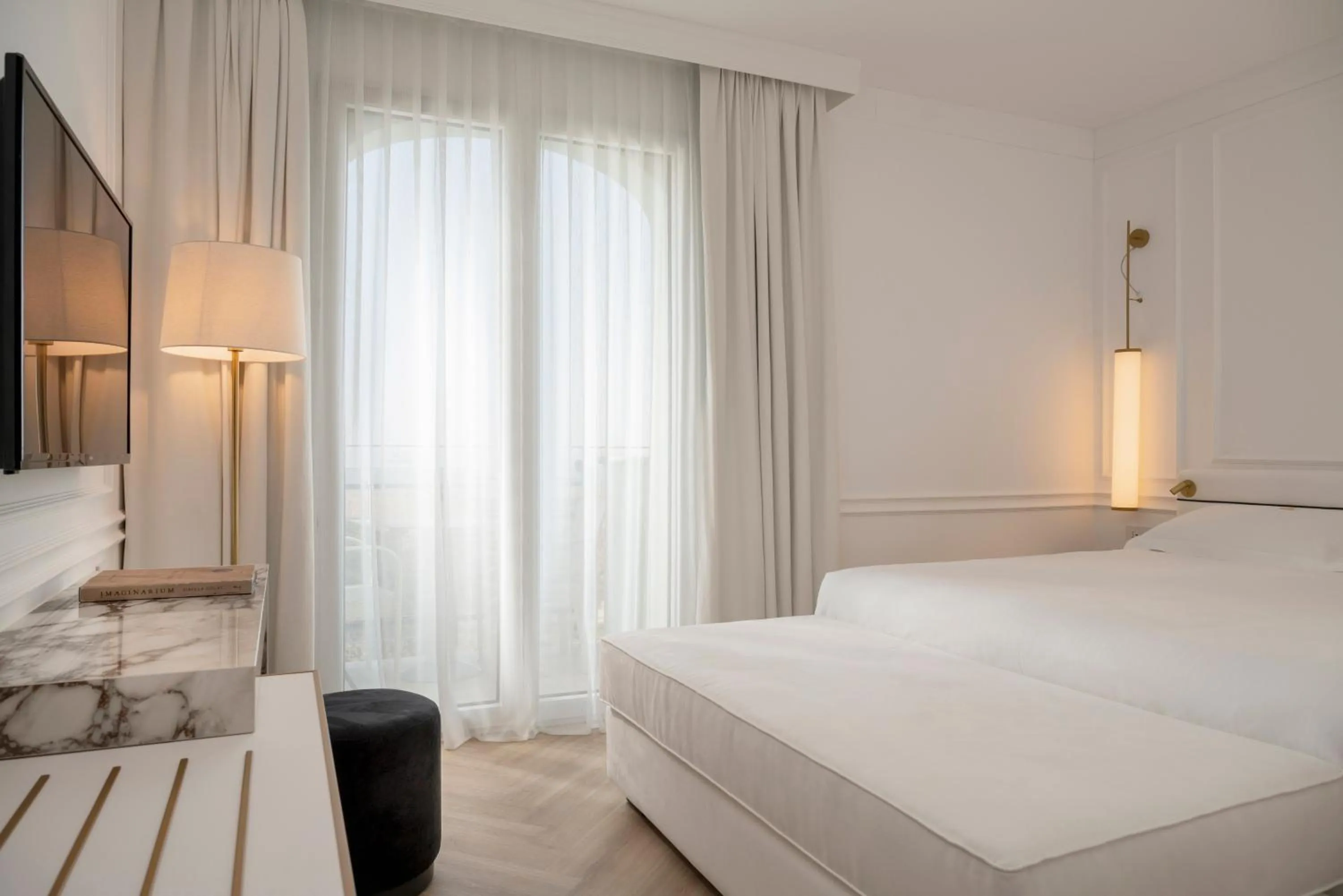 Photo of the whole room, Bed in Hotel De Londres