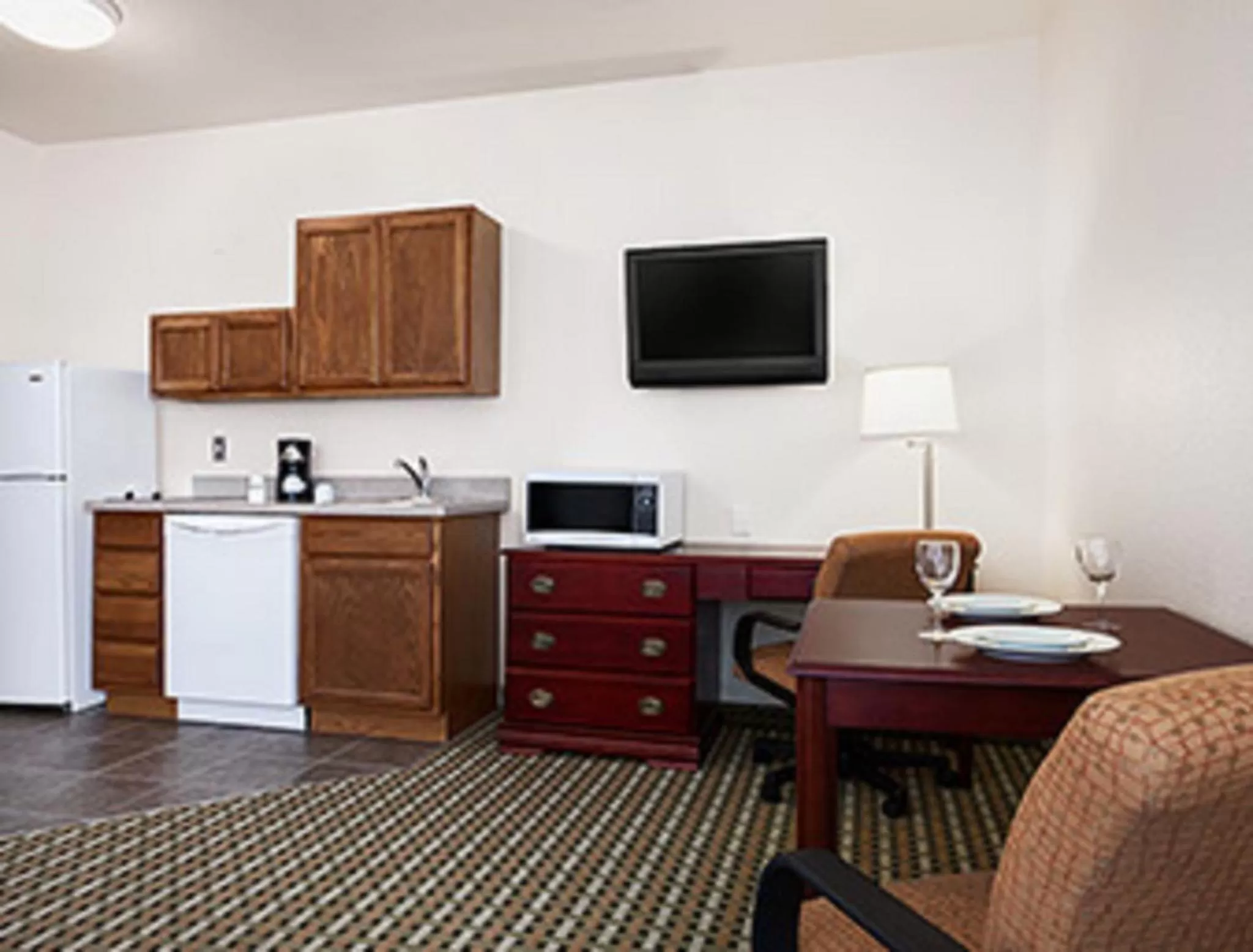 Kitchen or kitchenette in Days Inn & Suites by Wyndham Columbus NE