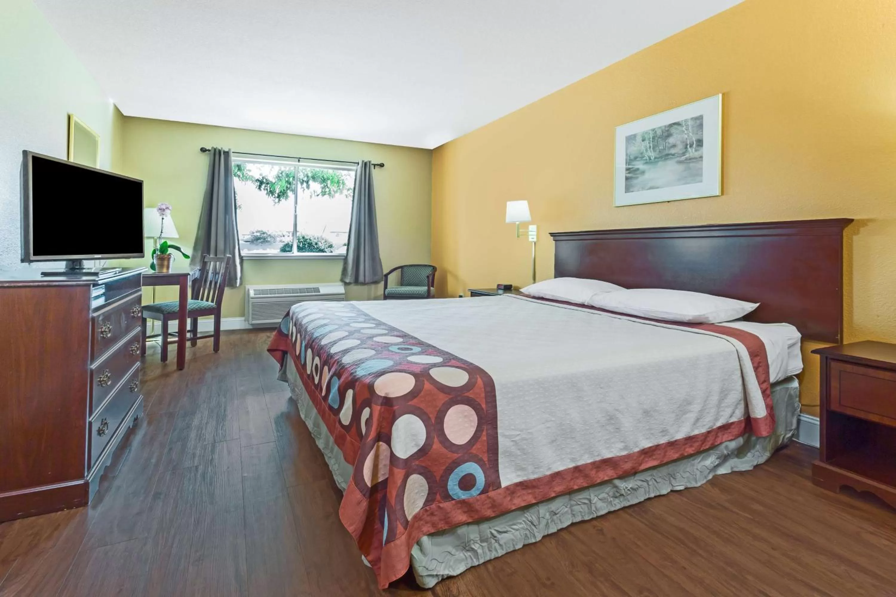 Photo of the whole room, Bed in Harvest Inn Dixon UC Davis