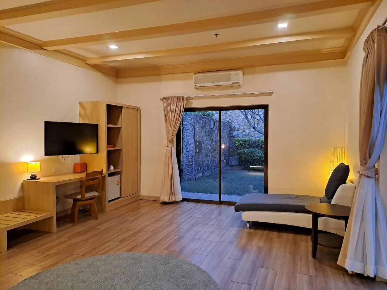Communal lounge/ TV room, Bed in PM Lake Mabprachan Pattaya