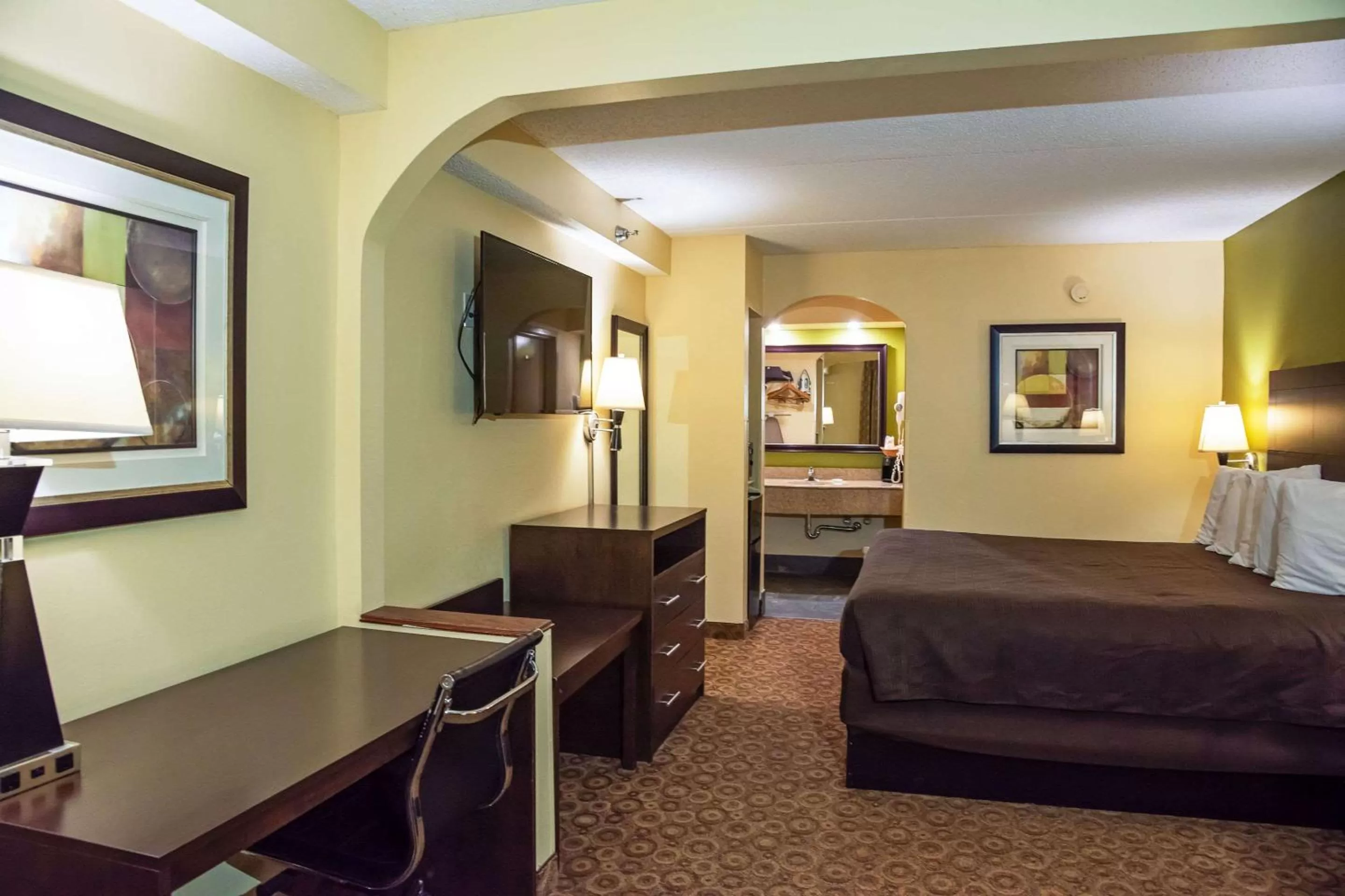Bed in Rodeway Inn & Suites Clarksville near Governors Square Mall