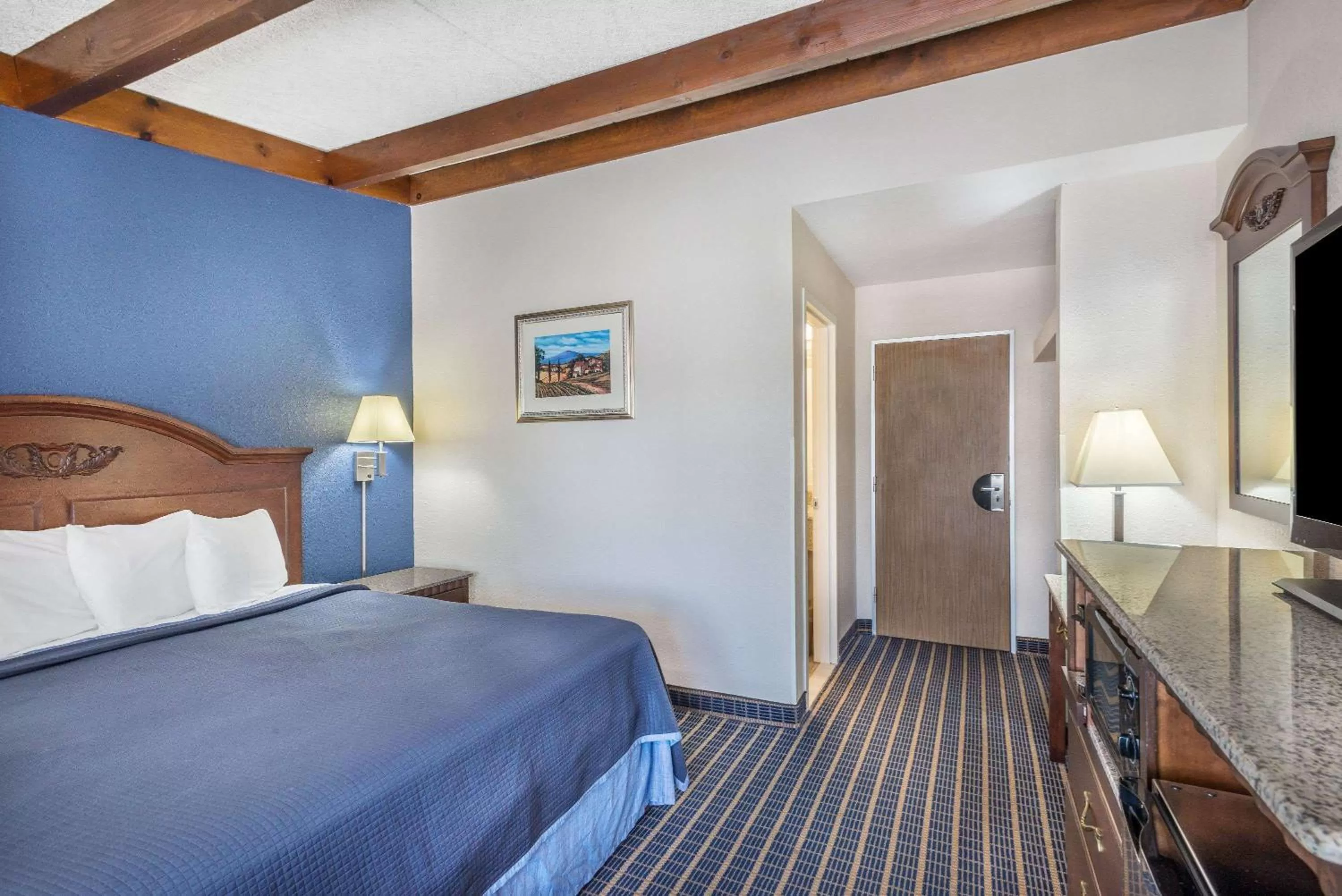 Photo of the whole room, Bed in Howard Johnson by Wyndham Bangor