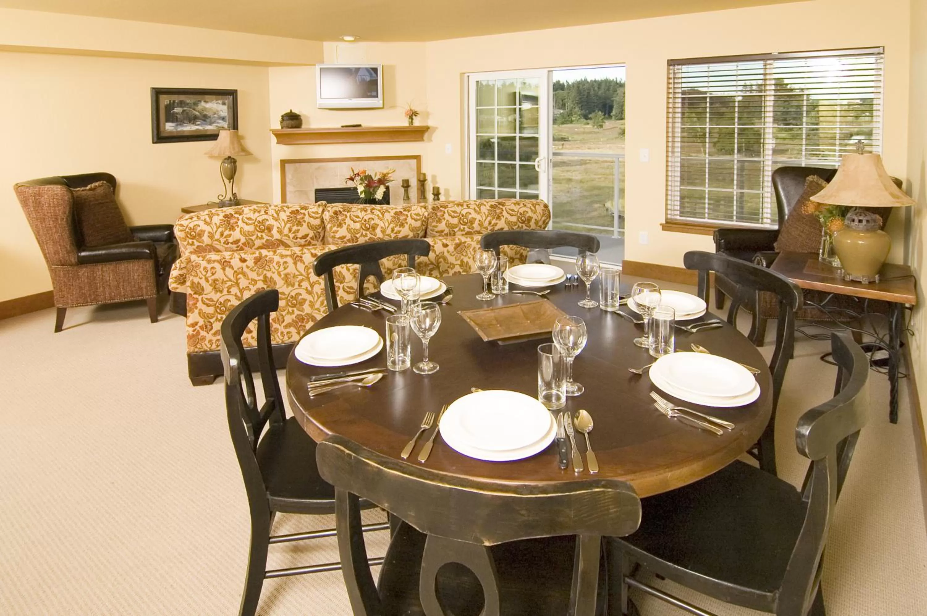 Dining area in Raintree's Sandcastle, Birch Bay