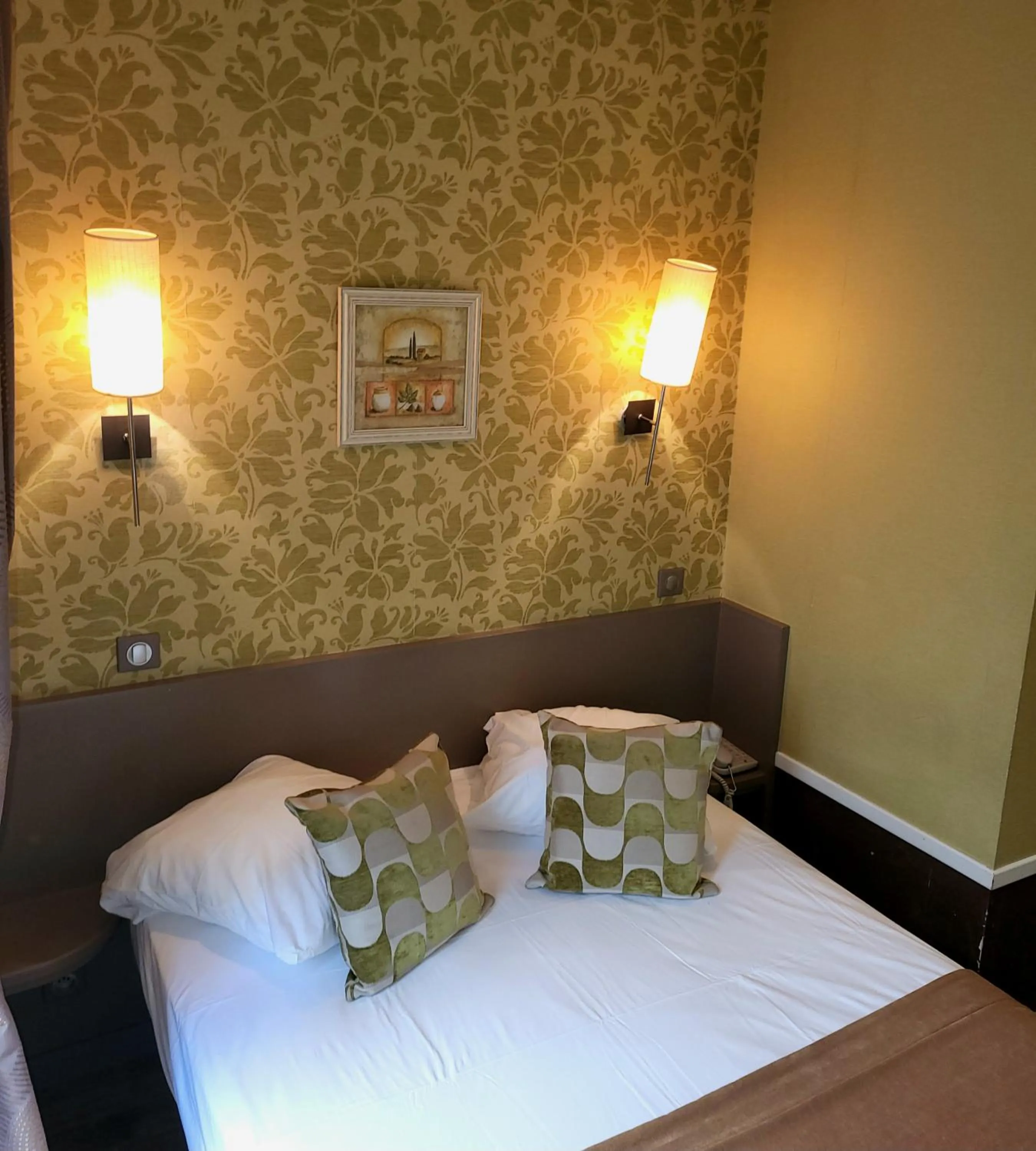 Bedroom, Bed in Hôtel du Dauphin