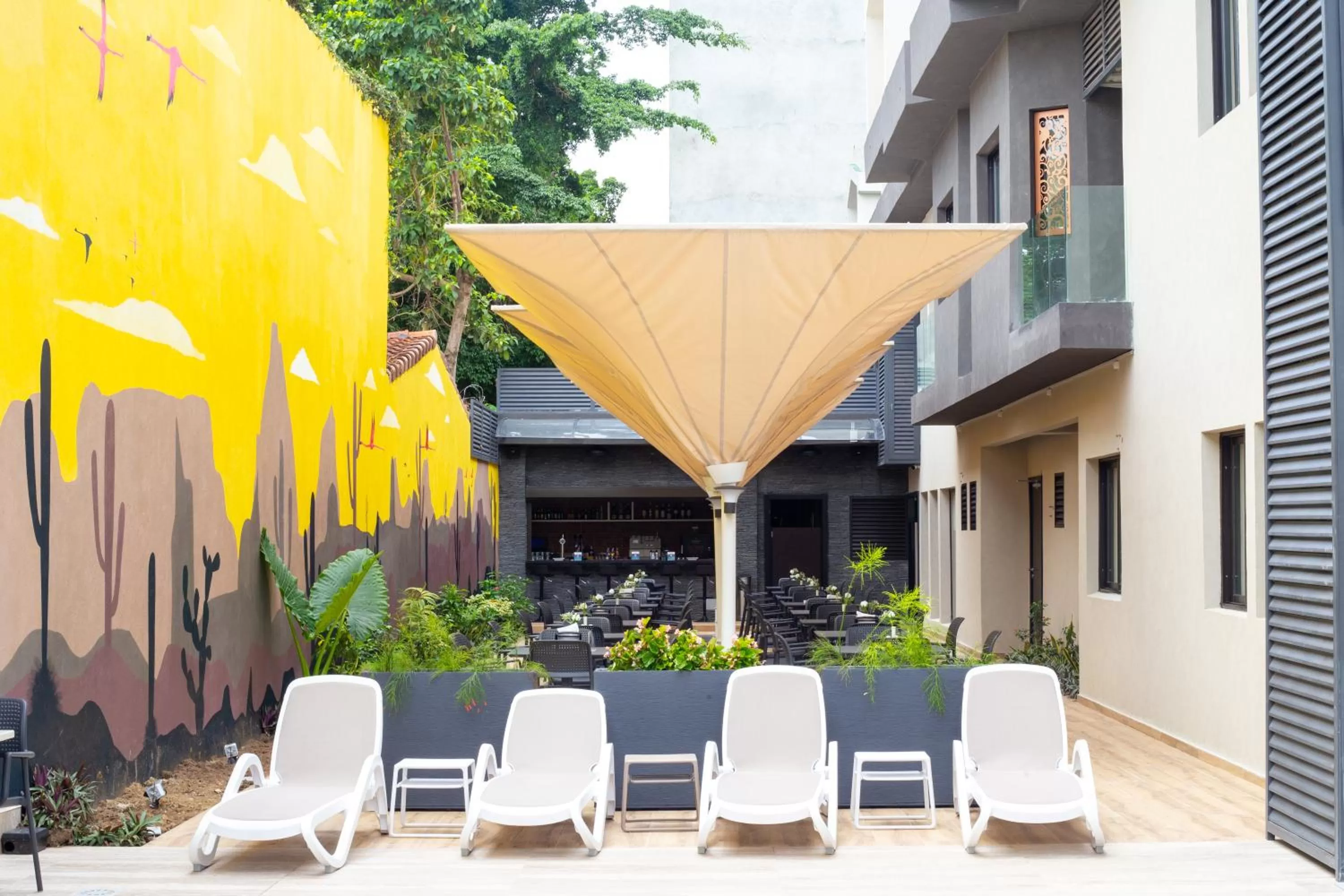 Restaurant/places to eat in Silver Moon Hotel