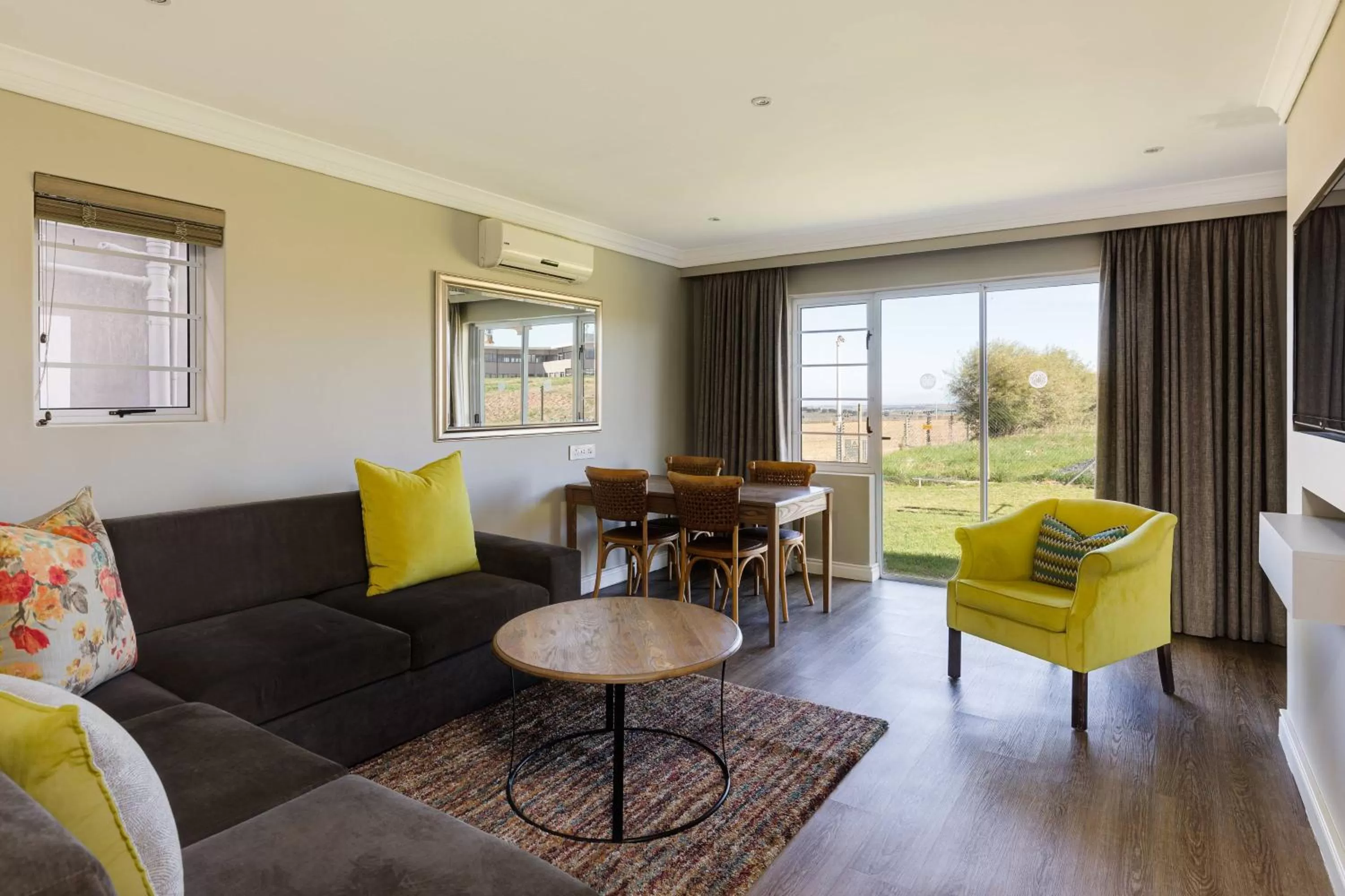 Lounge or bar in Protea Hotel by Marriott Stellenbosch & Conference Centre