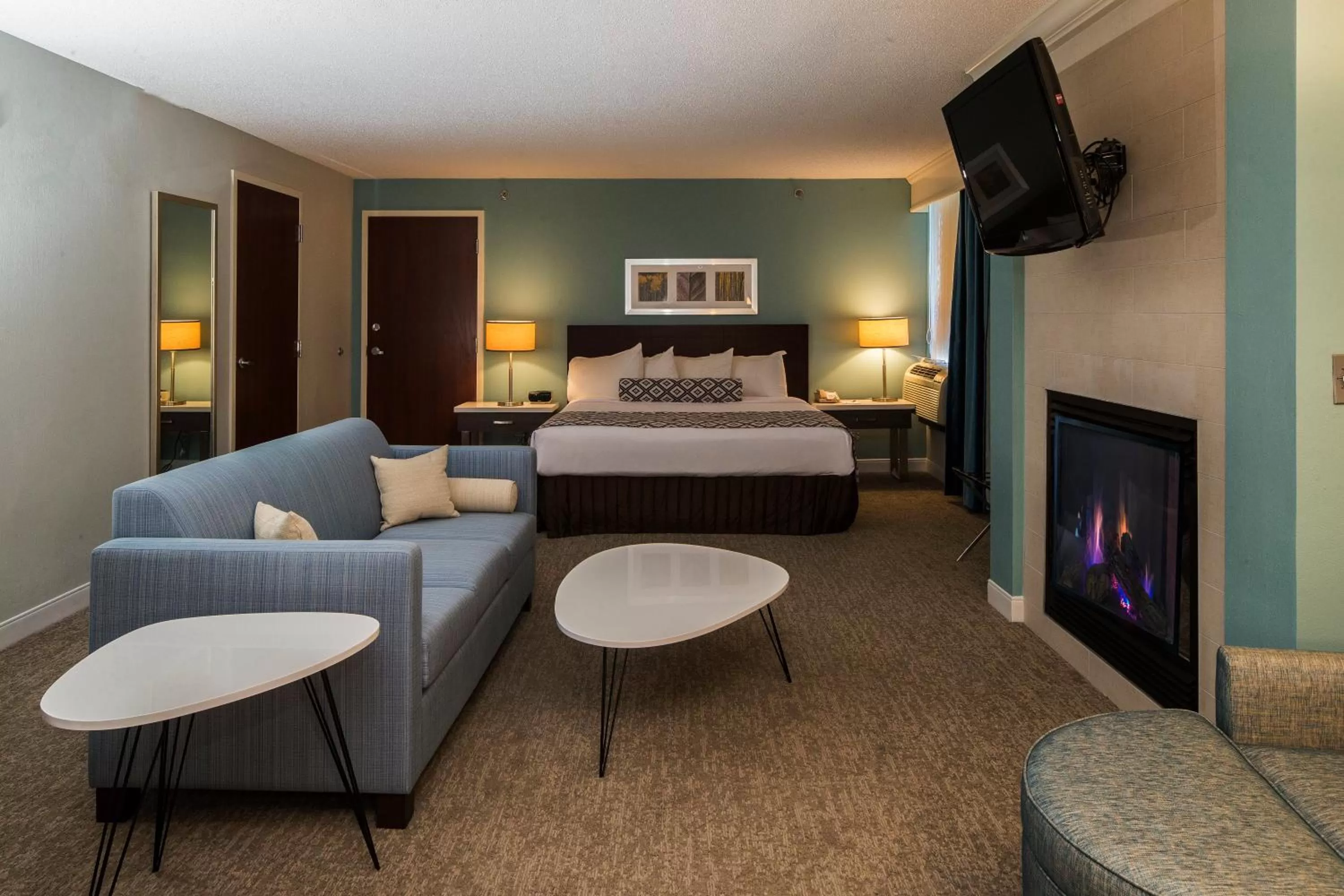Photo of the whole room, Bed in Crowne Plaza Hotel and Suites Pittsburgh South by IHG