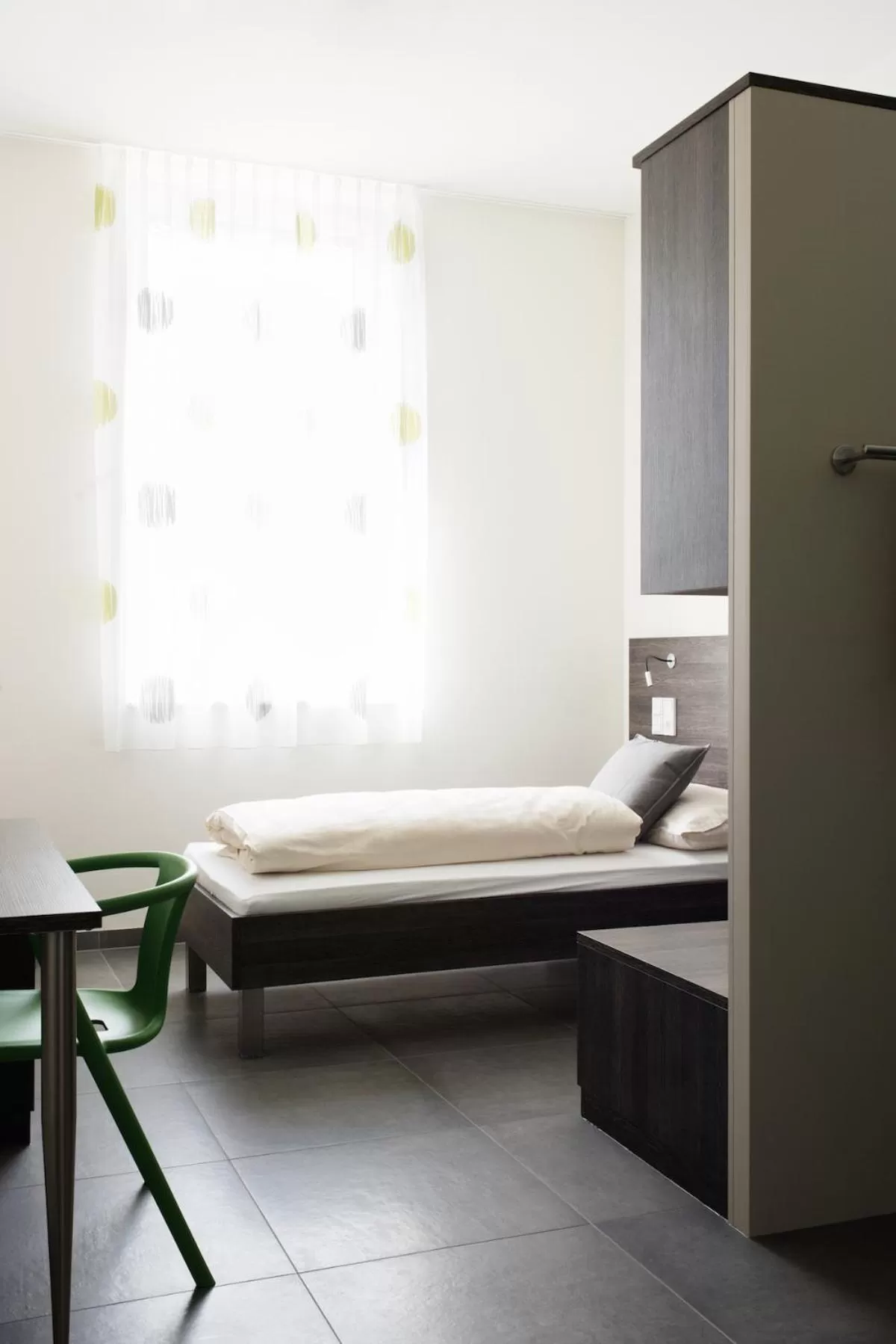 Photo of the whole room, Bed in eee Hotel Traun