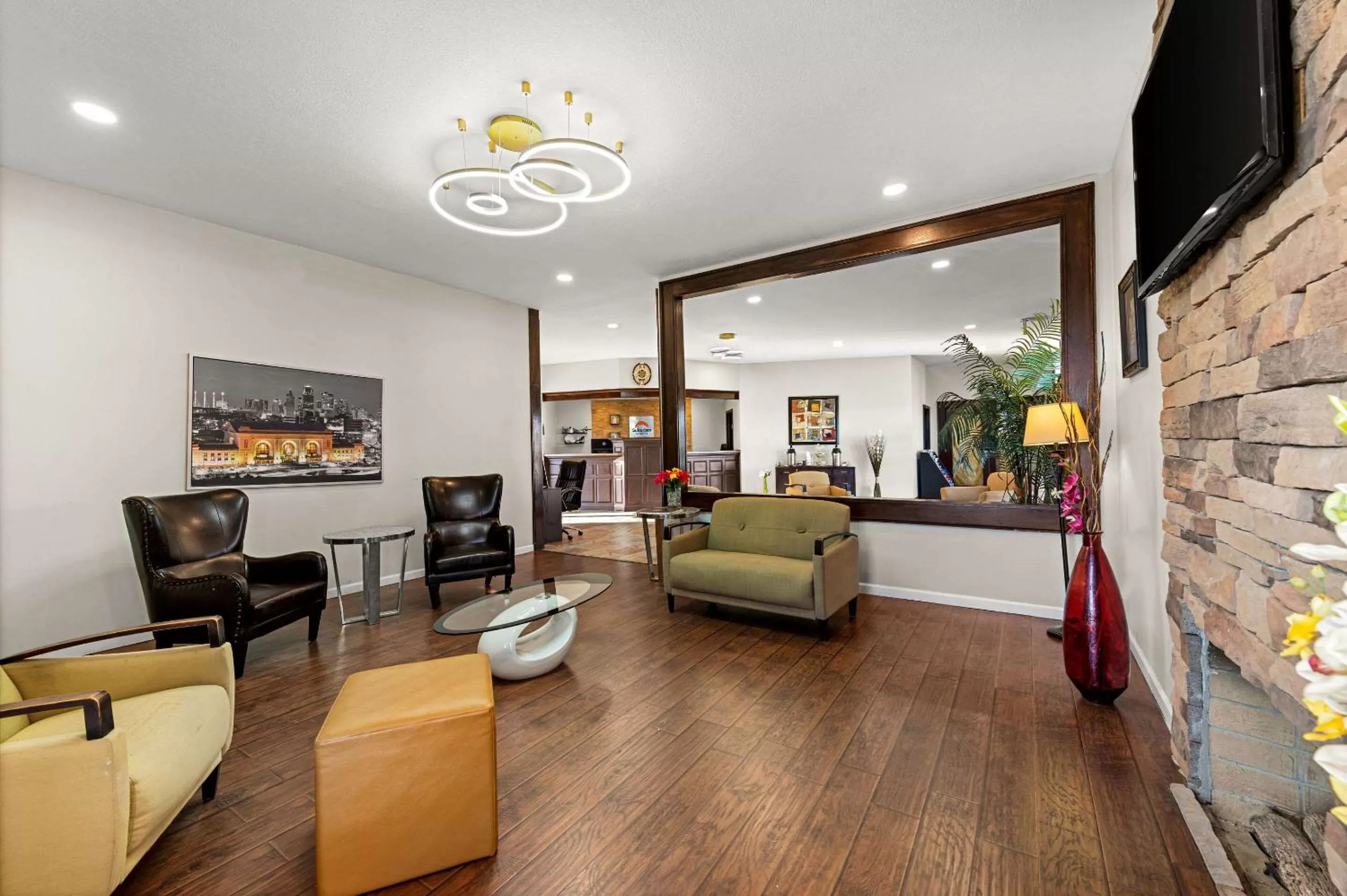 Lobby or reception in Suburban Studios Kansas City Airport North