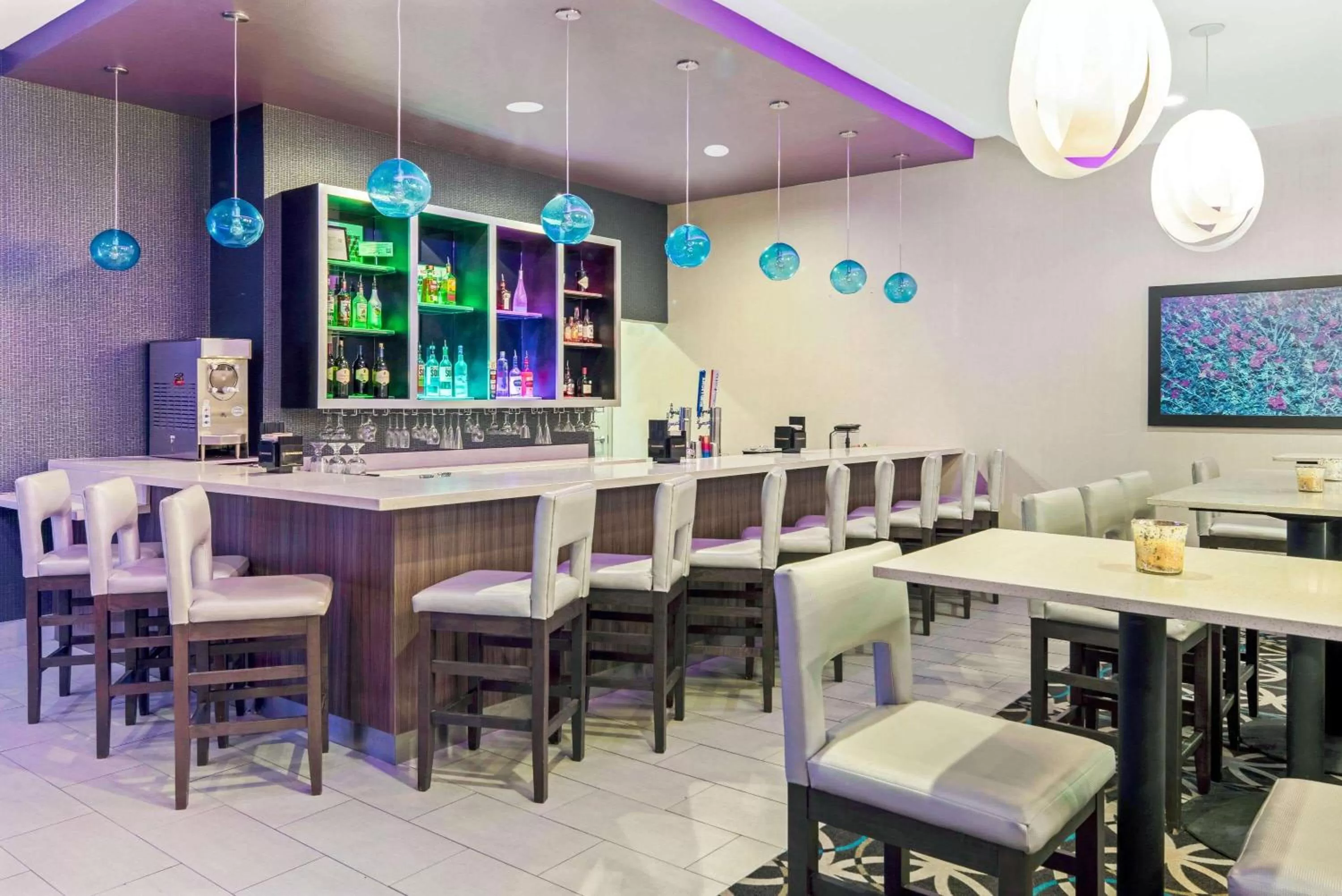 Lounge or bar in La Quinta by Wyndham McAllen La Plaza Mall