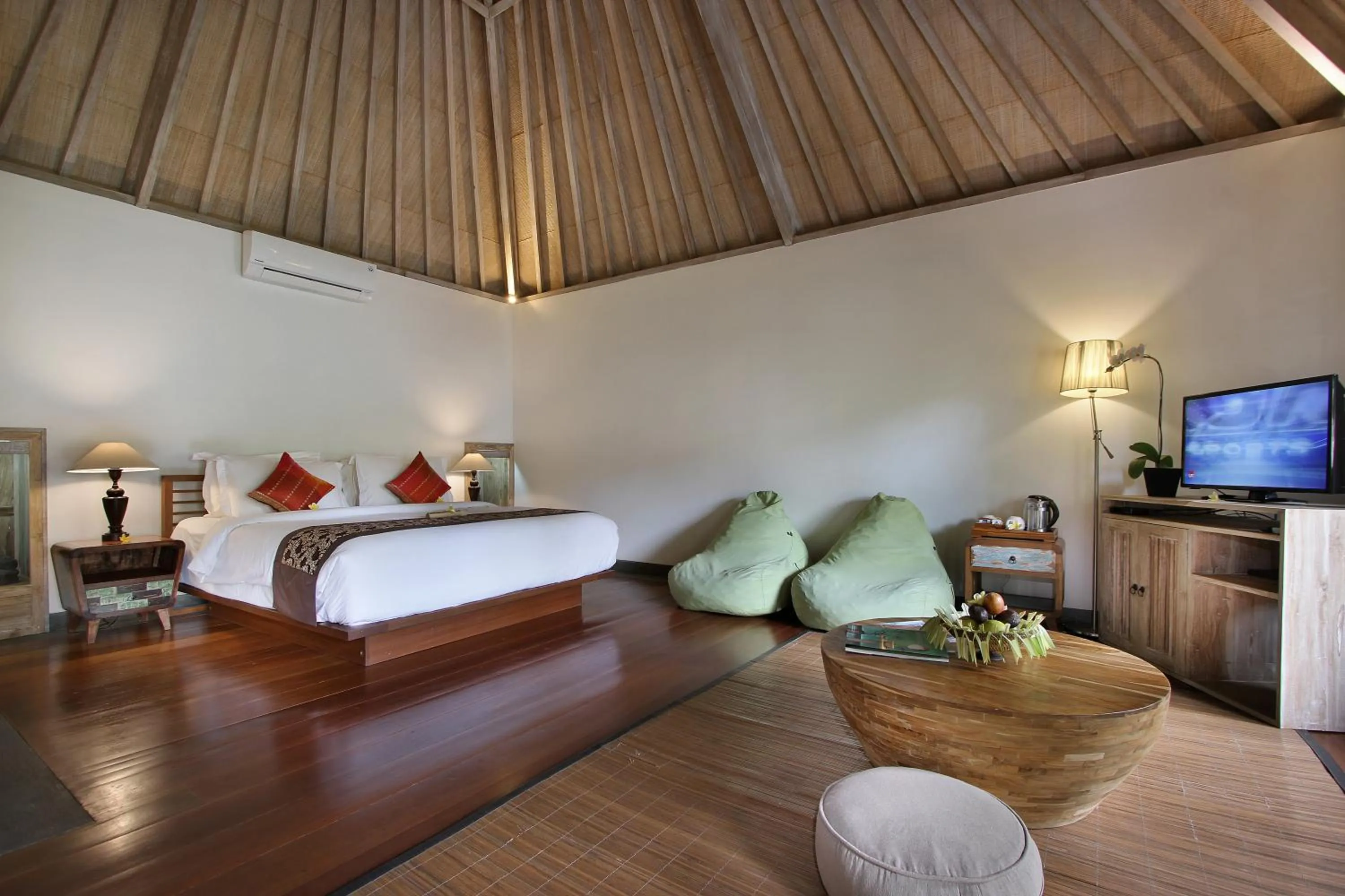 Photo of the whole room, Bed in D'Legon Villas