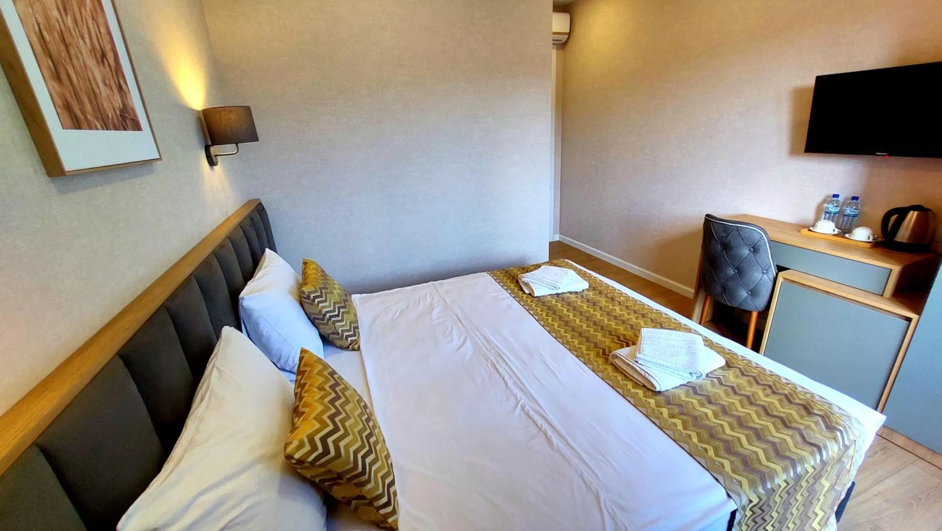 Photo of the whole room, Bed in Falcon Boutique Hotel