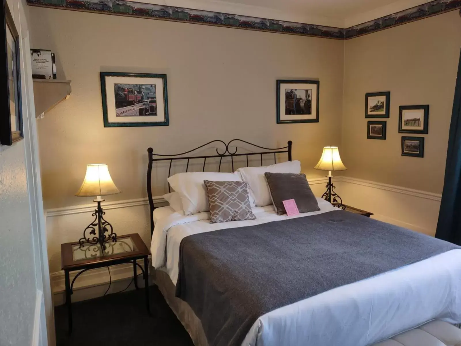 Deluxe Double Room with Castle View in The King George Inn Deluxe Double Room with Castle View in The King George Inn