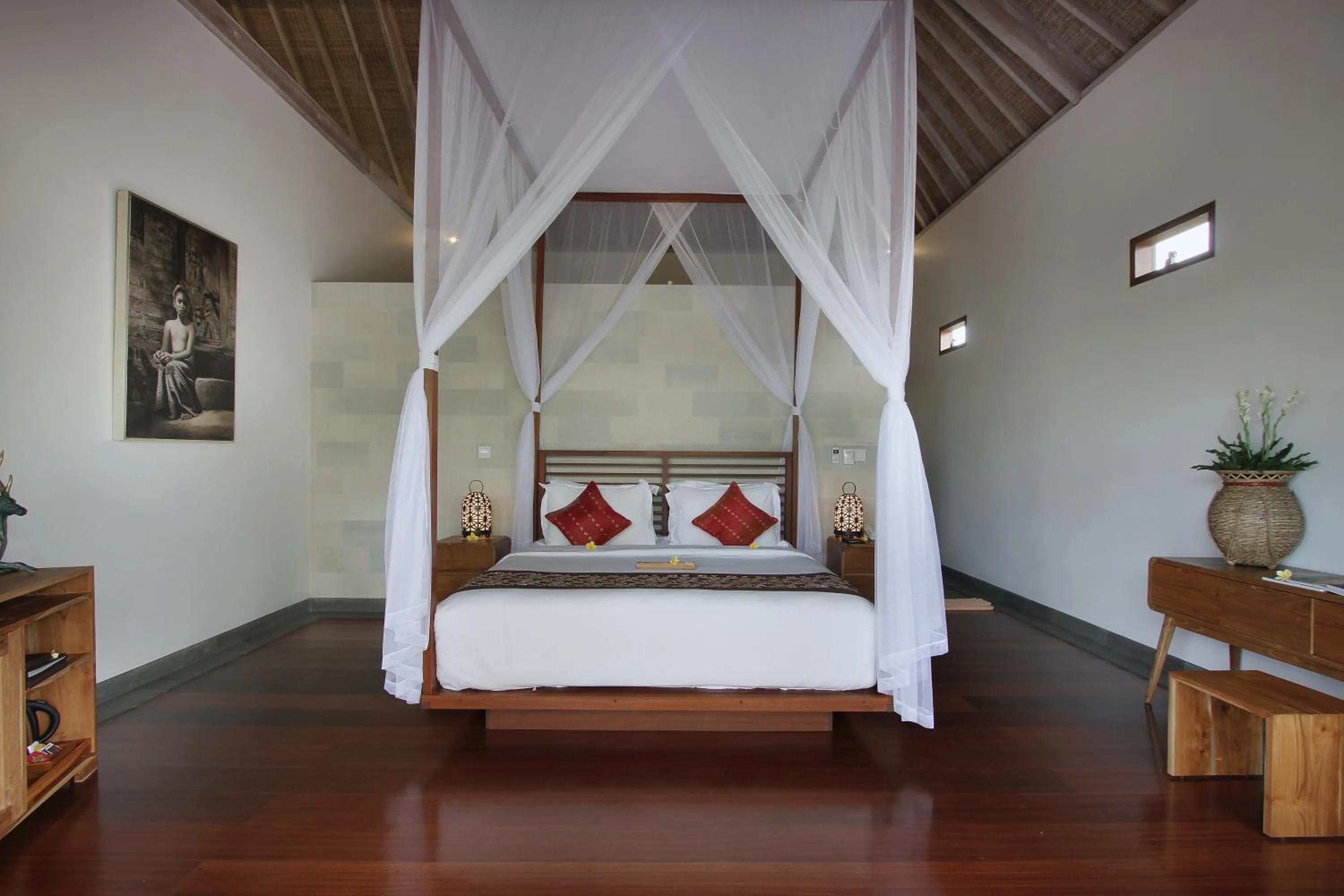 Photo of the whole room, Bed in D'Legon Villas