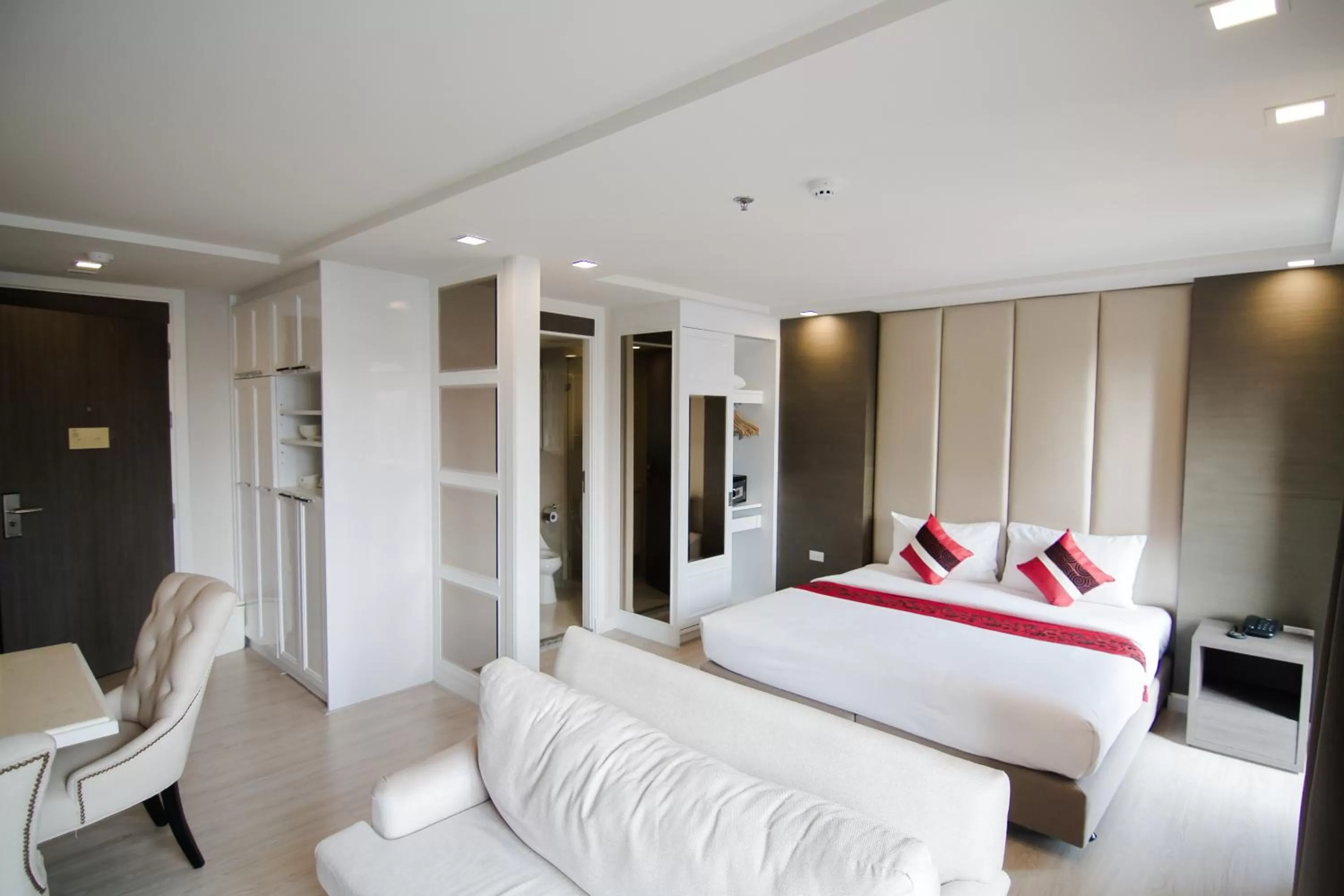 Photo of the whole room, Bed in Hope Land Hotel Sukhumvit 8