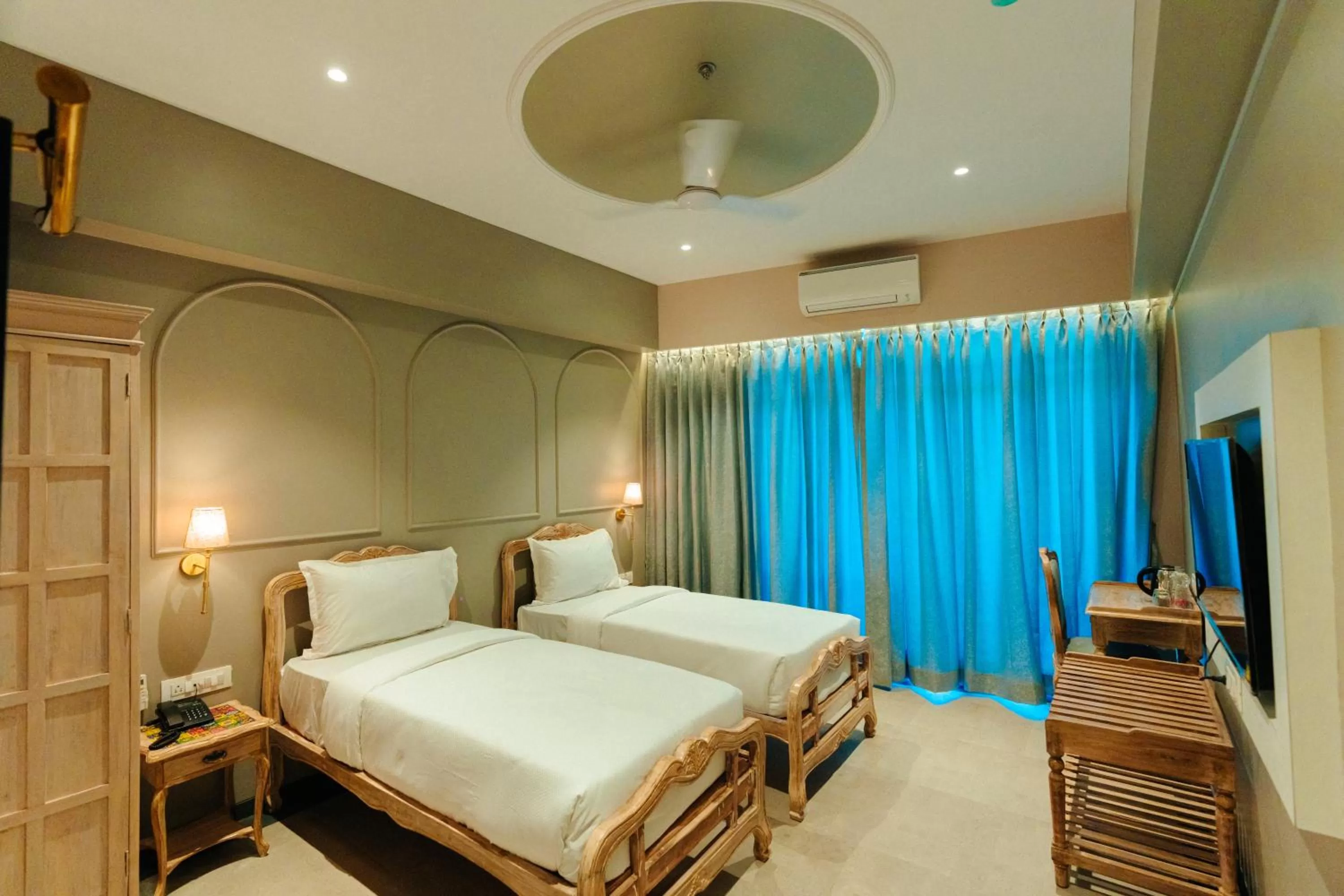 hair dresser, Bed in Arnna Hotel- Goregaon East