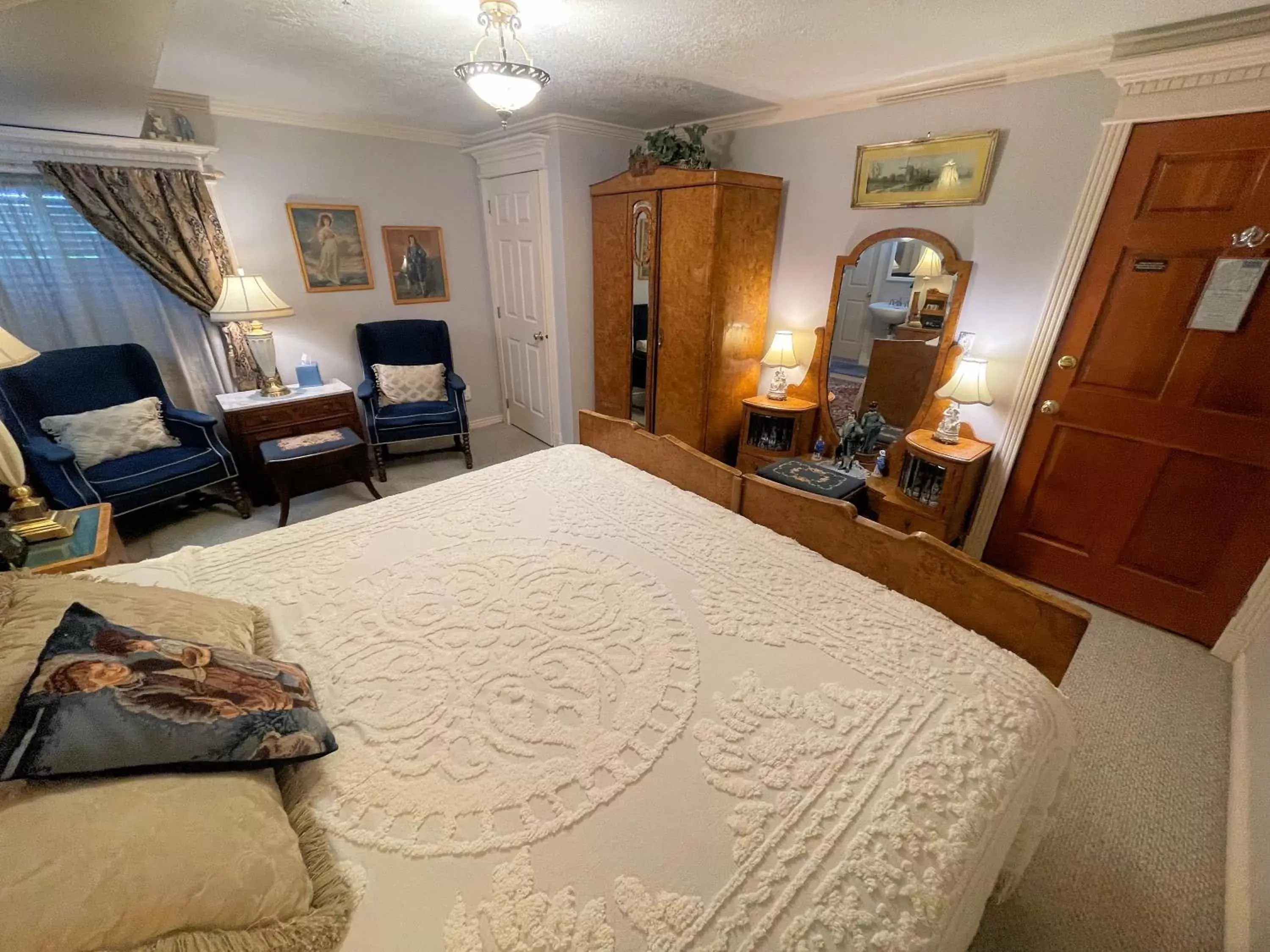 Double Room in Big Yellow Inn Double Room in Big Yellow Inn