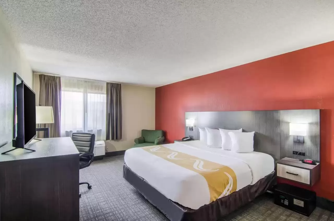 Bed in Quality Inn near University of Mobile