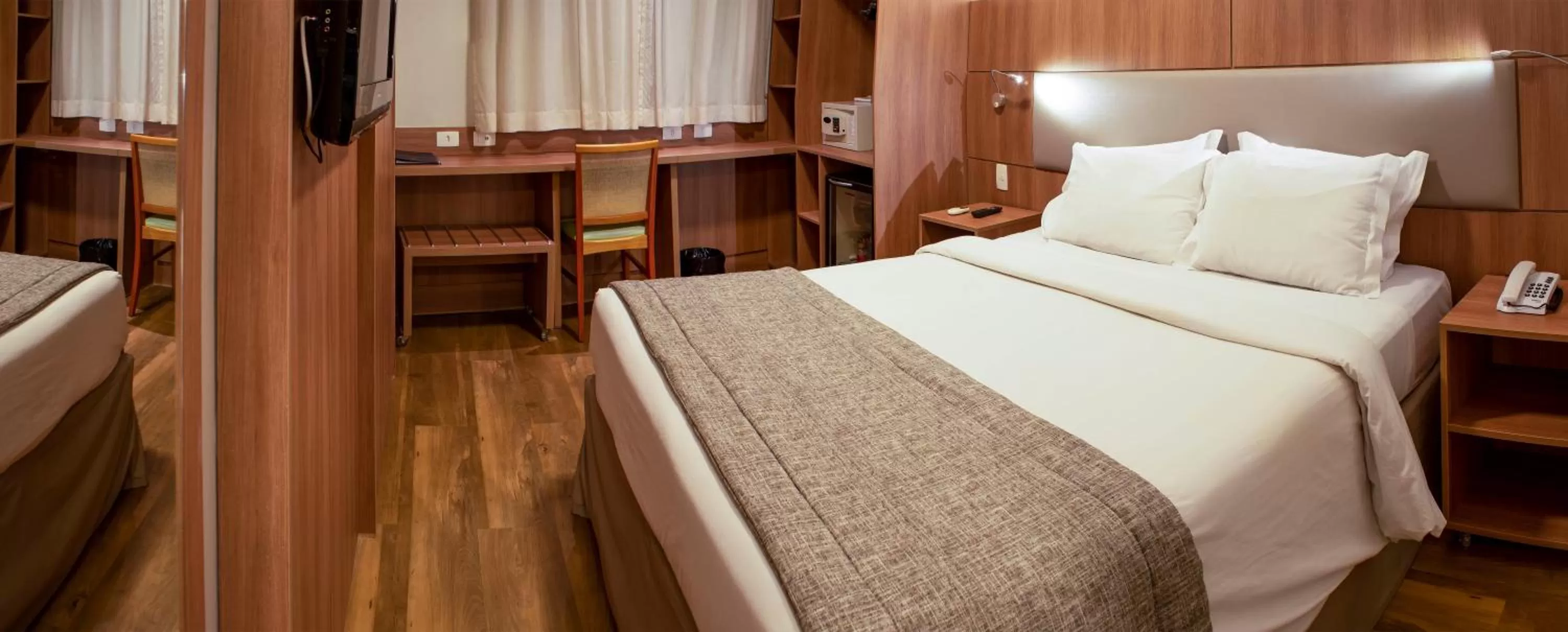 Photo of the whole room, Bed in Hotel Astoria Copacabana