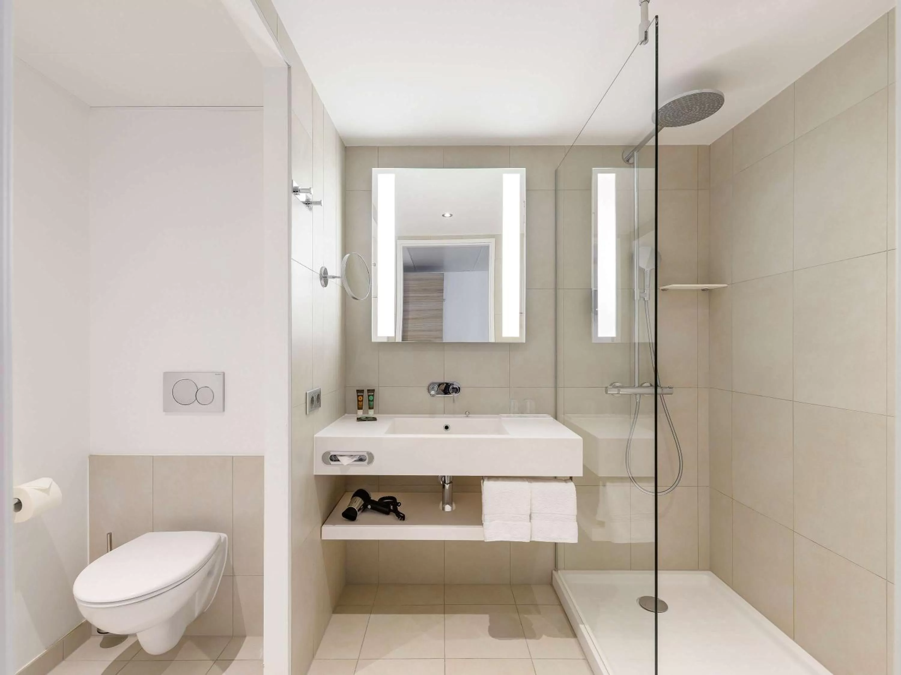 Photo of the whole room in Novotel Wien Hauptbahnhof