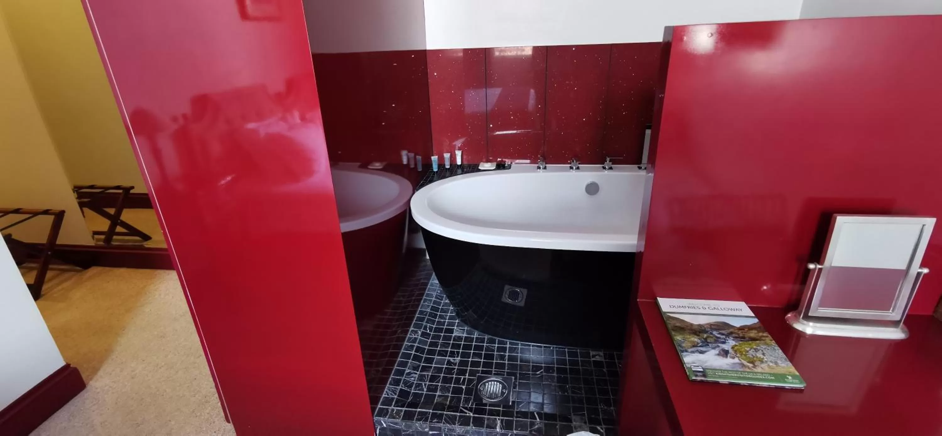 Bathroom in Buccleuch and Queensberry Arms Hotel