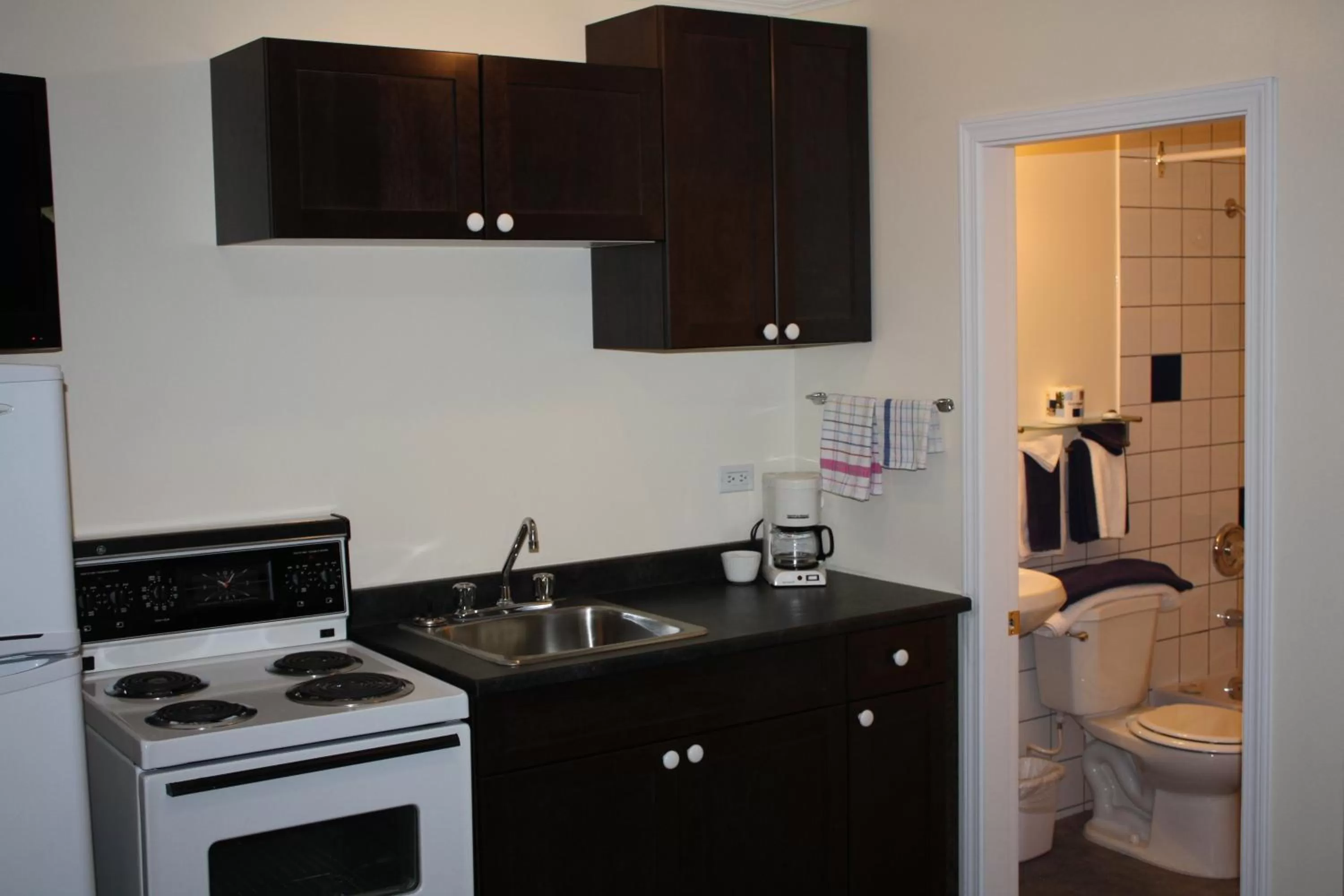 Kitchen or kitchenette, Kitchen/Kitchenette in Sunny Beach Motel