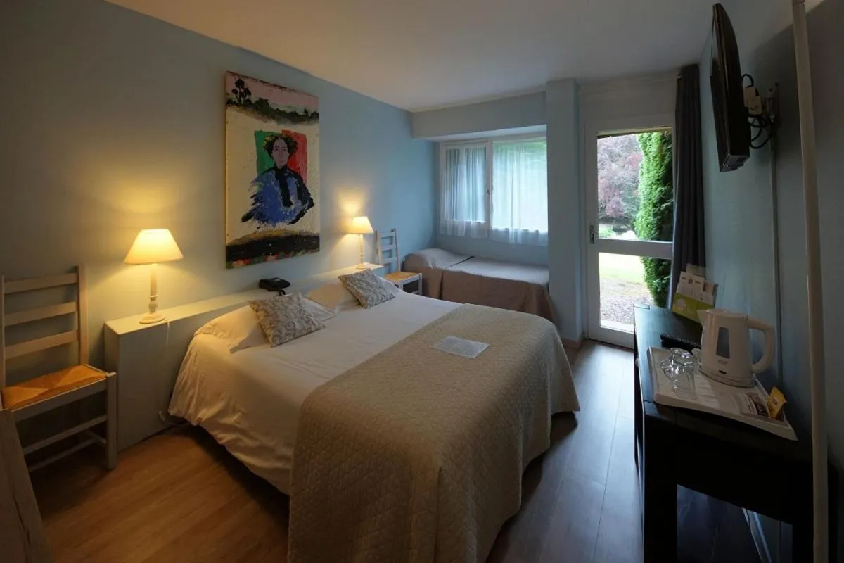 Photo of the whole room, Bed in Logis Hôtel Restaurant Du Lion D'argent Et Des Tanneries