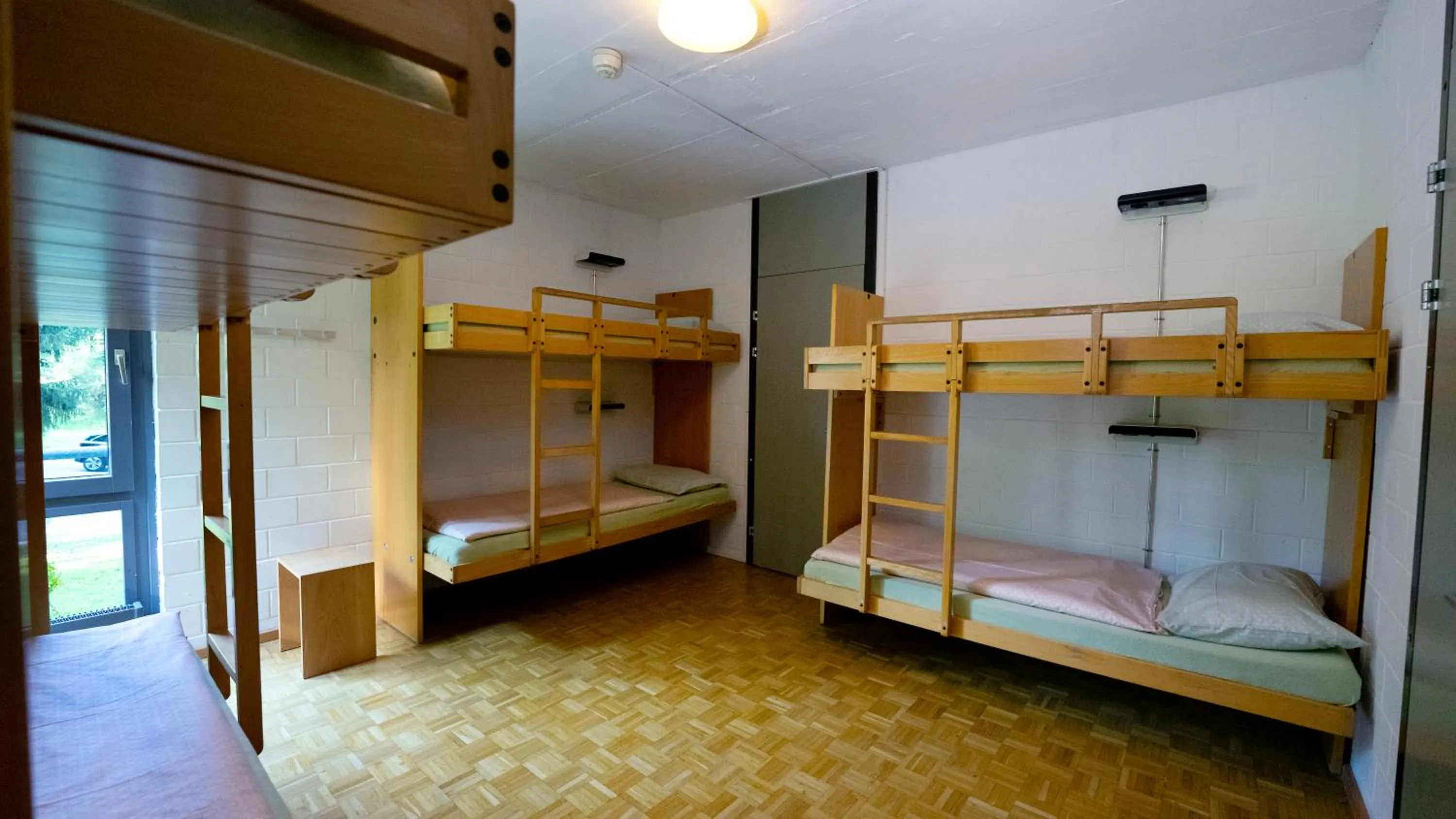 Photo of the whole room, Bed in Luzern Youth Hostel