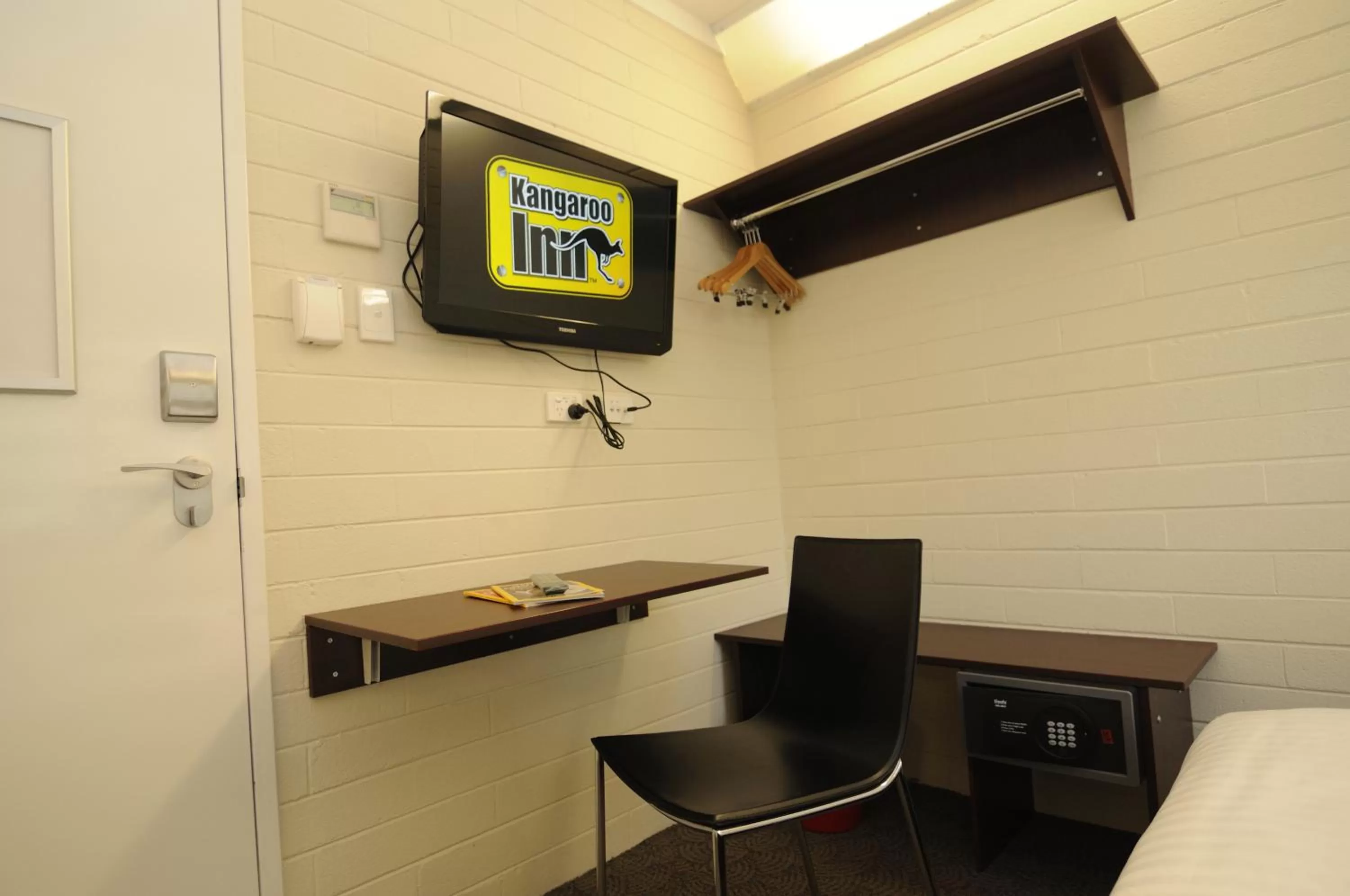 Seating area, Bed in Kangaroo Inn