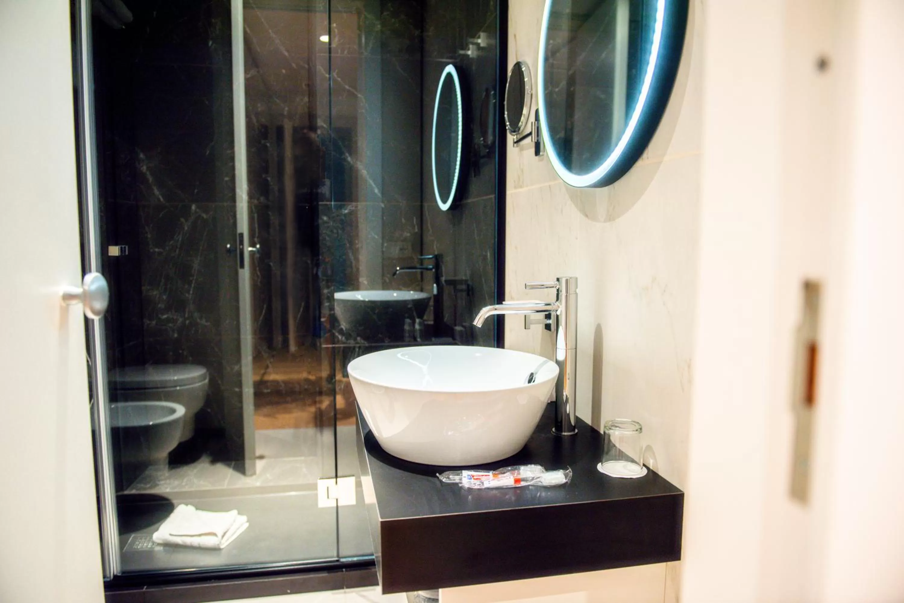 Bathroom in Boutique Centrale Palace Hotel