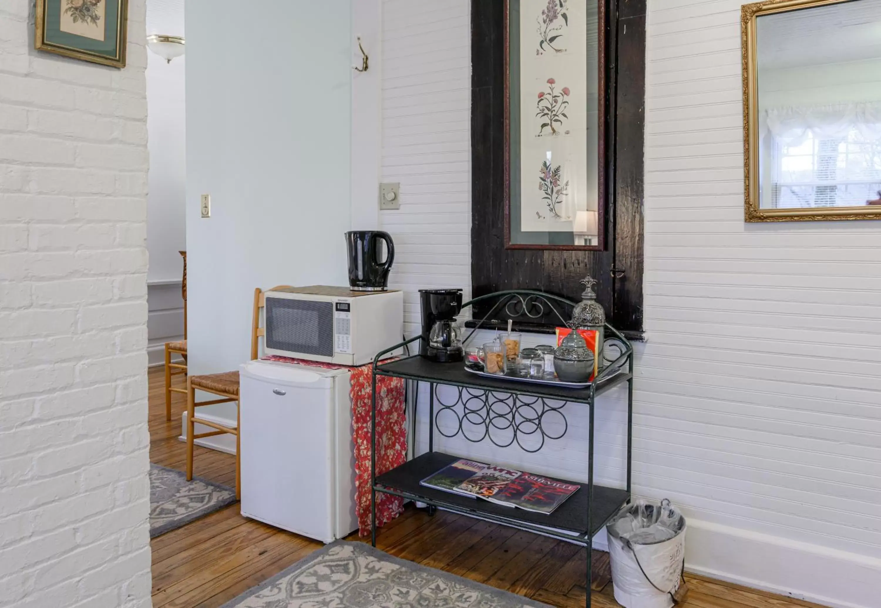 King Room # 5 in Oakland Cottage Bed and Breakfast King Room # 5 in Oakland Cottage Bed and Breakfast