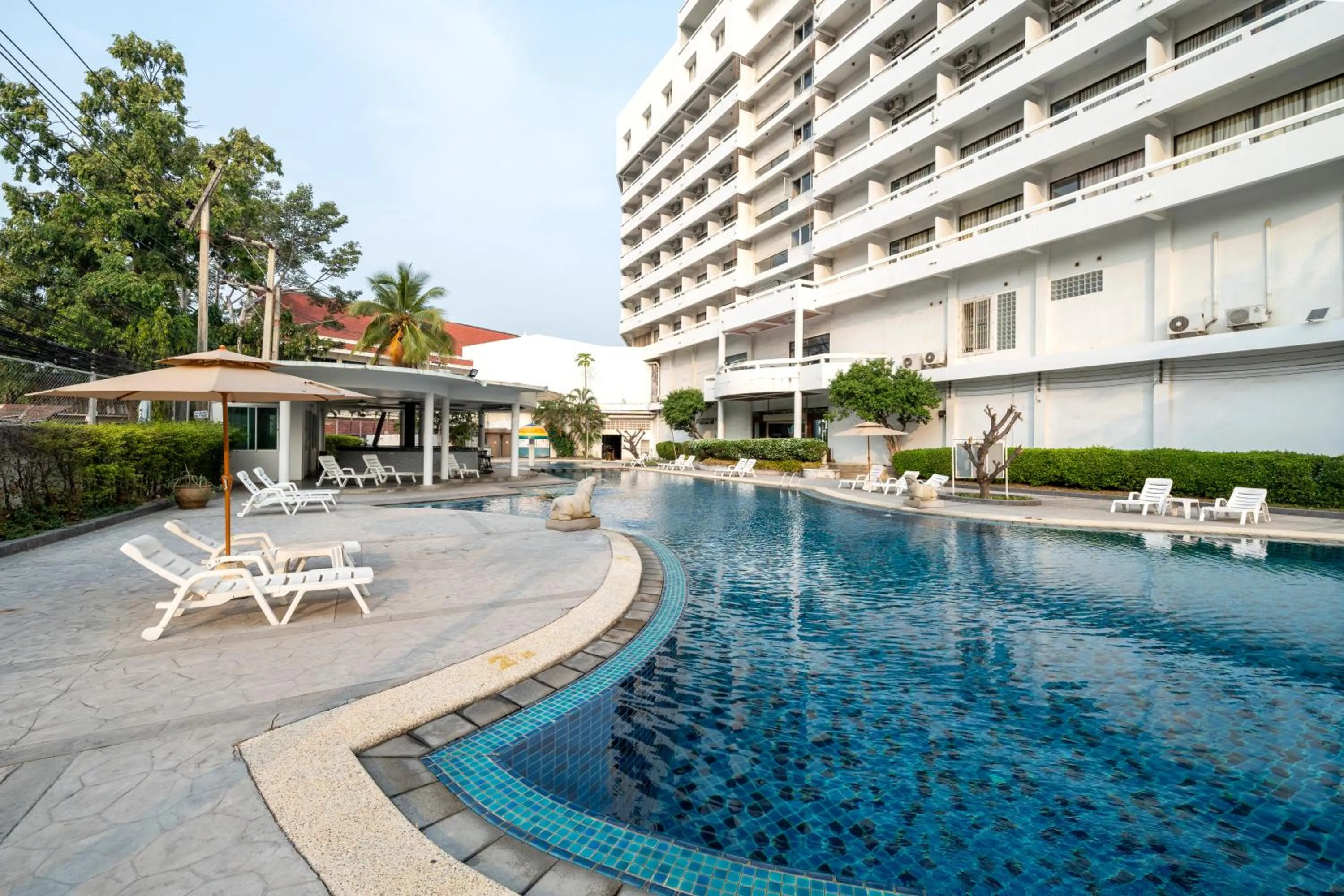 Swimming pool in Welcome Plaza Hotel Pattaya
