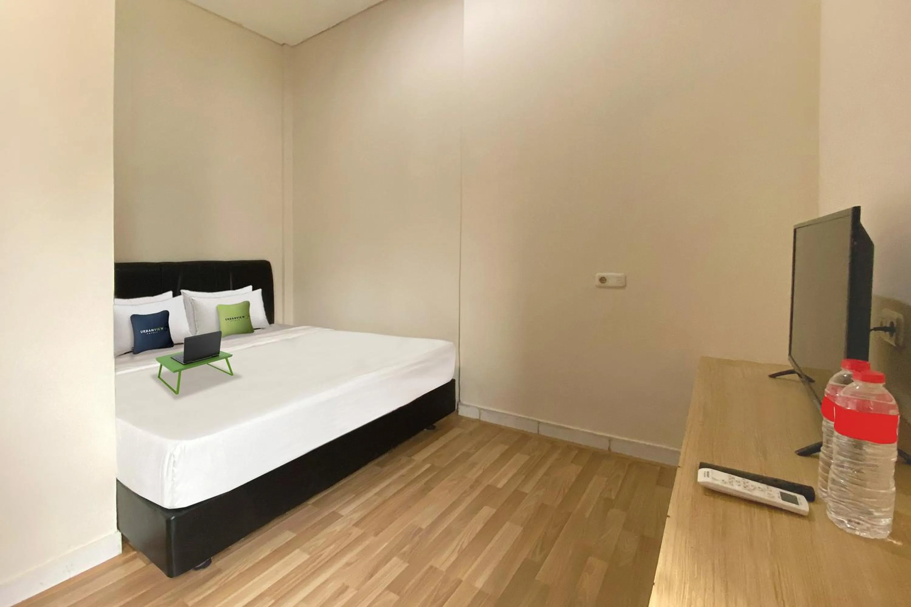 Bedroom, Bed in Urbanview Hotel Residence 446 Tanjung Duren
