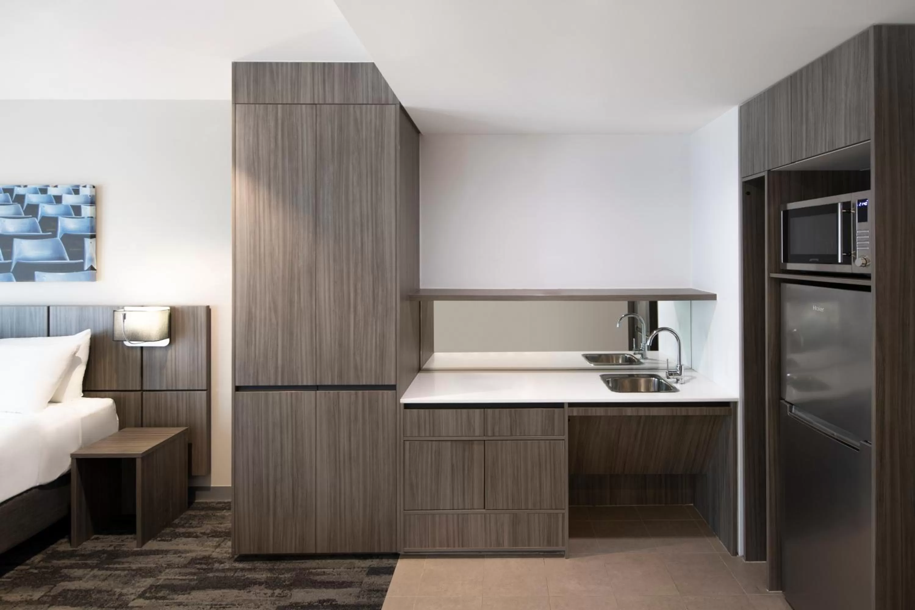 Kitchen or kitchenette, Bed in Mercure Sydney Blacktown