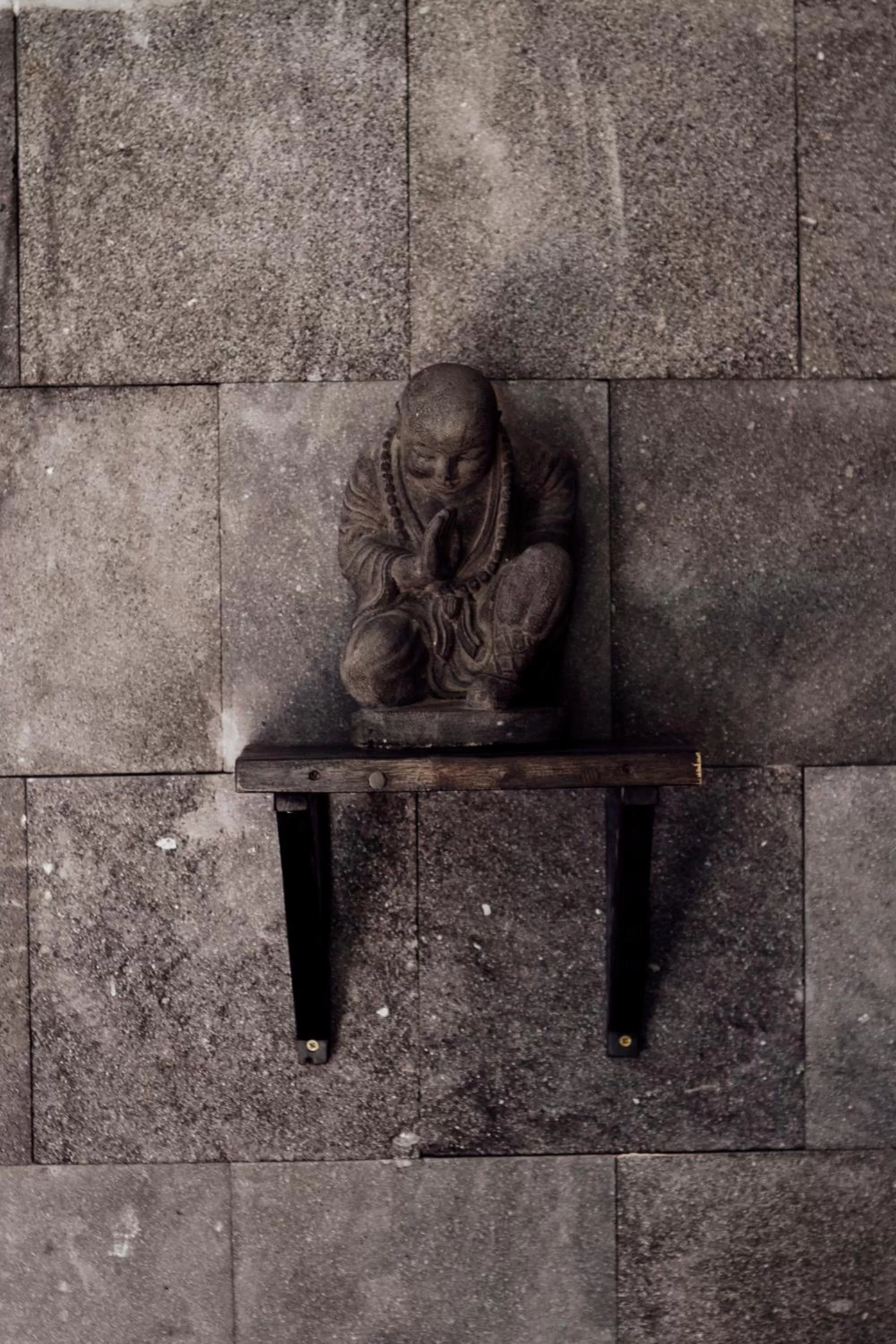 Decorative detail in Surfers Lodge Peniche