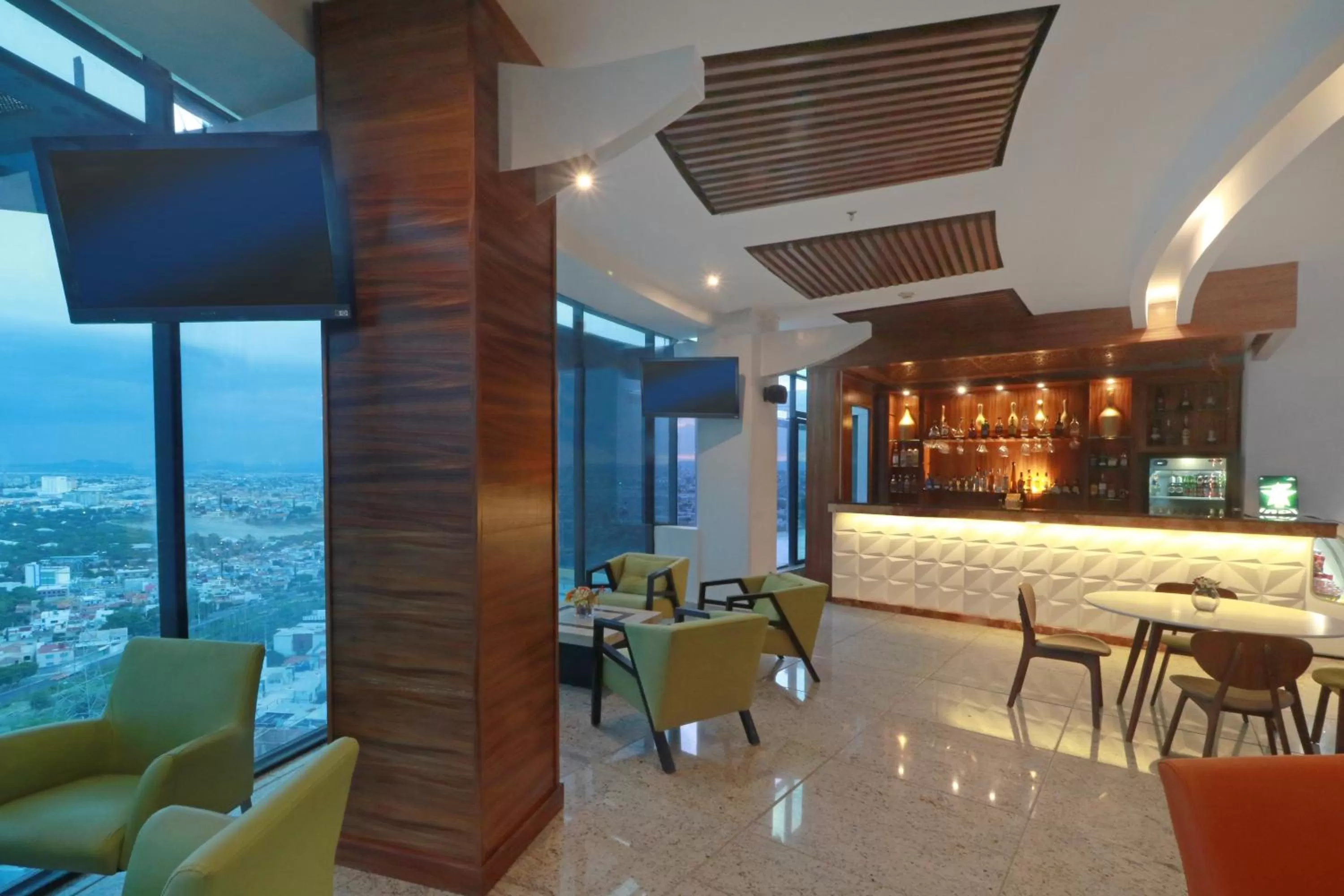 Lounge or bar in Holiday Inn Queretaro Zona Diamante by IHG