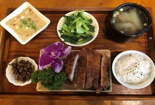 Restaurant/places to eat in Full Moon Spa