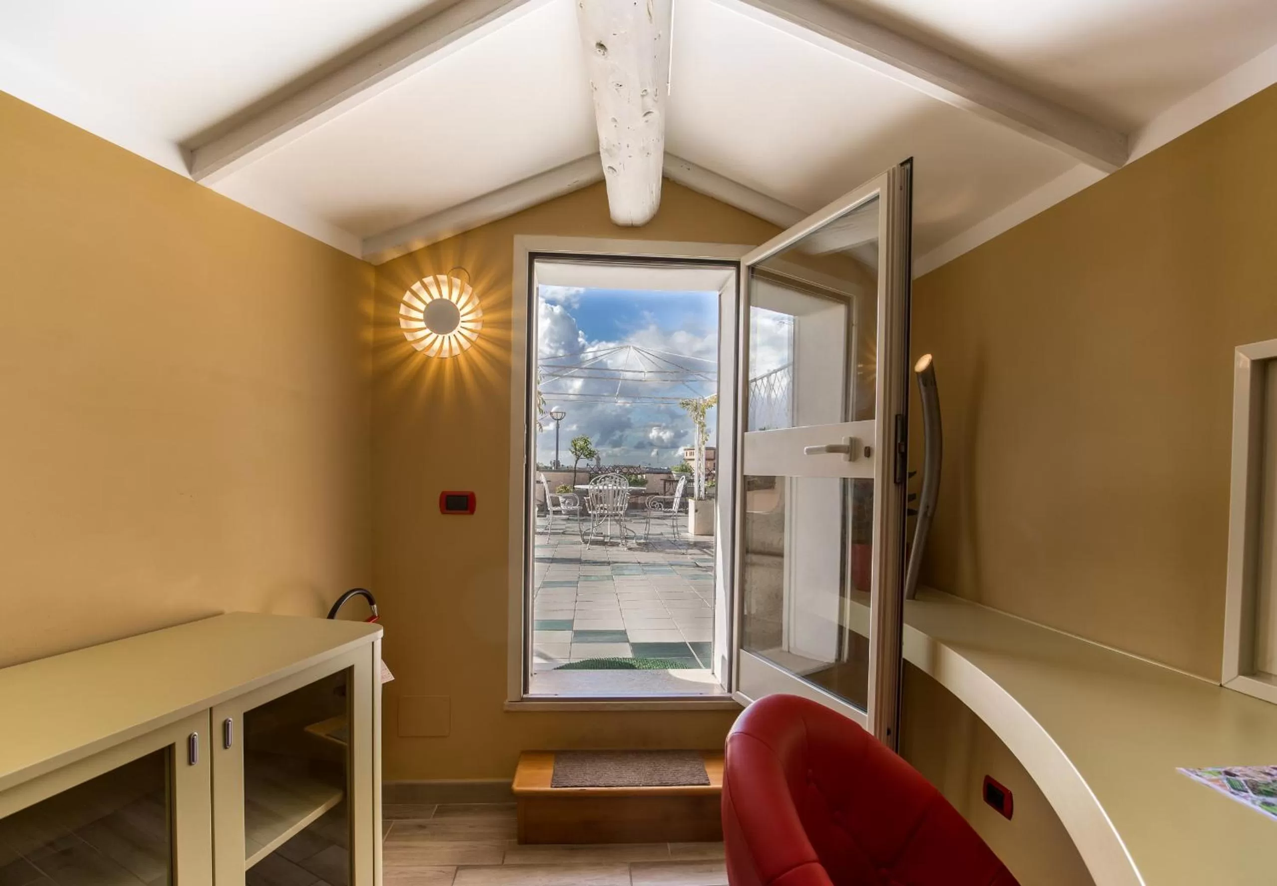 Photo of the whole room in Hotel Fellini a Fontana di Trevi