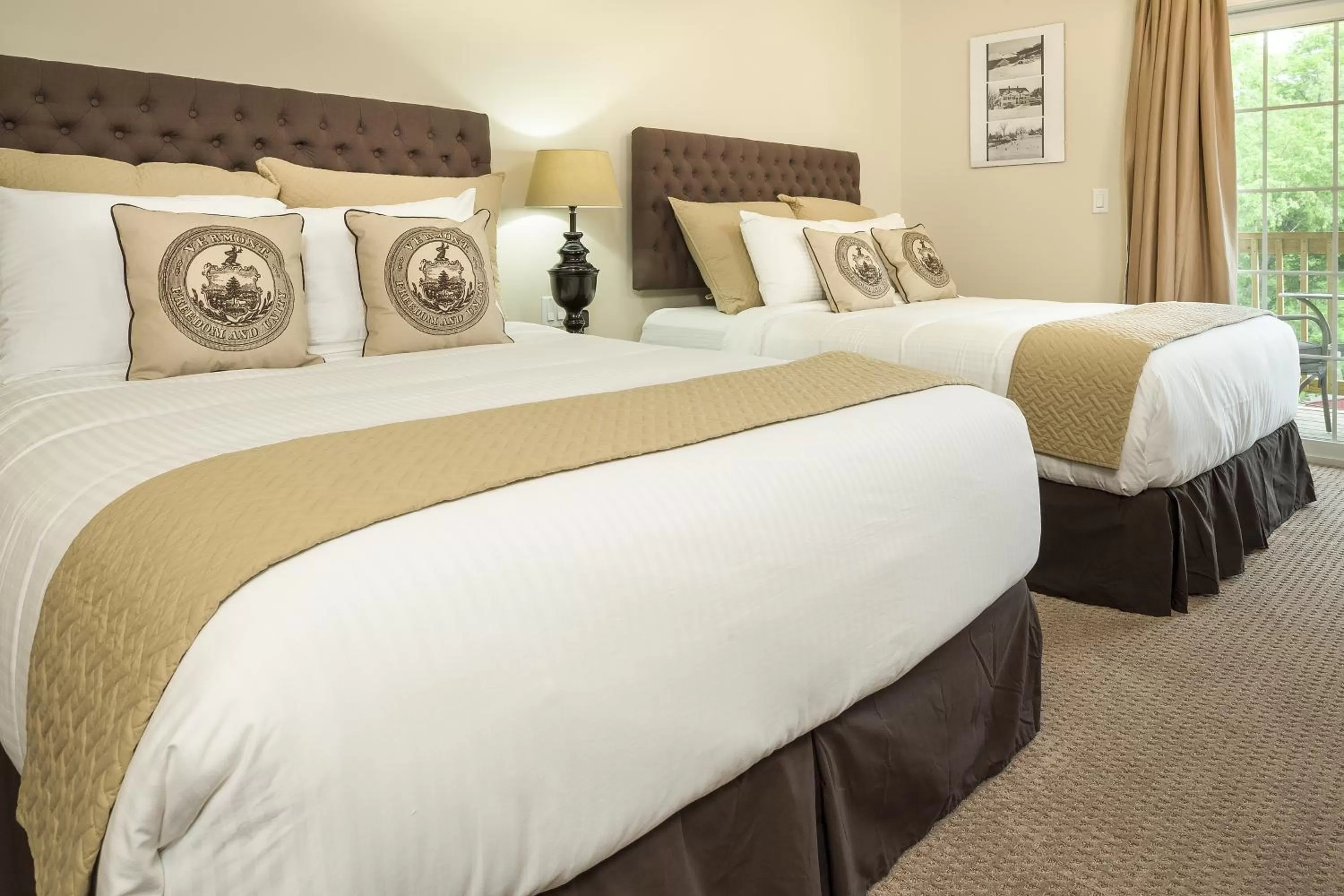 Courtyard Double Queen Kitchen Studio Room in 506 On the River Inn Woodstock