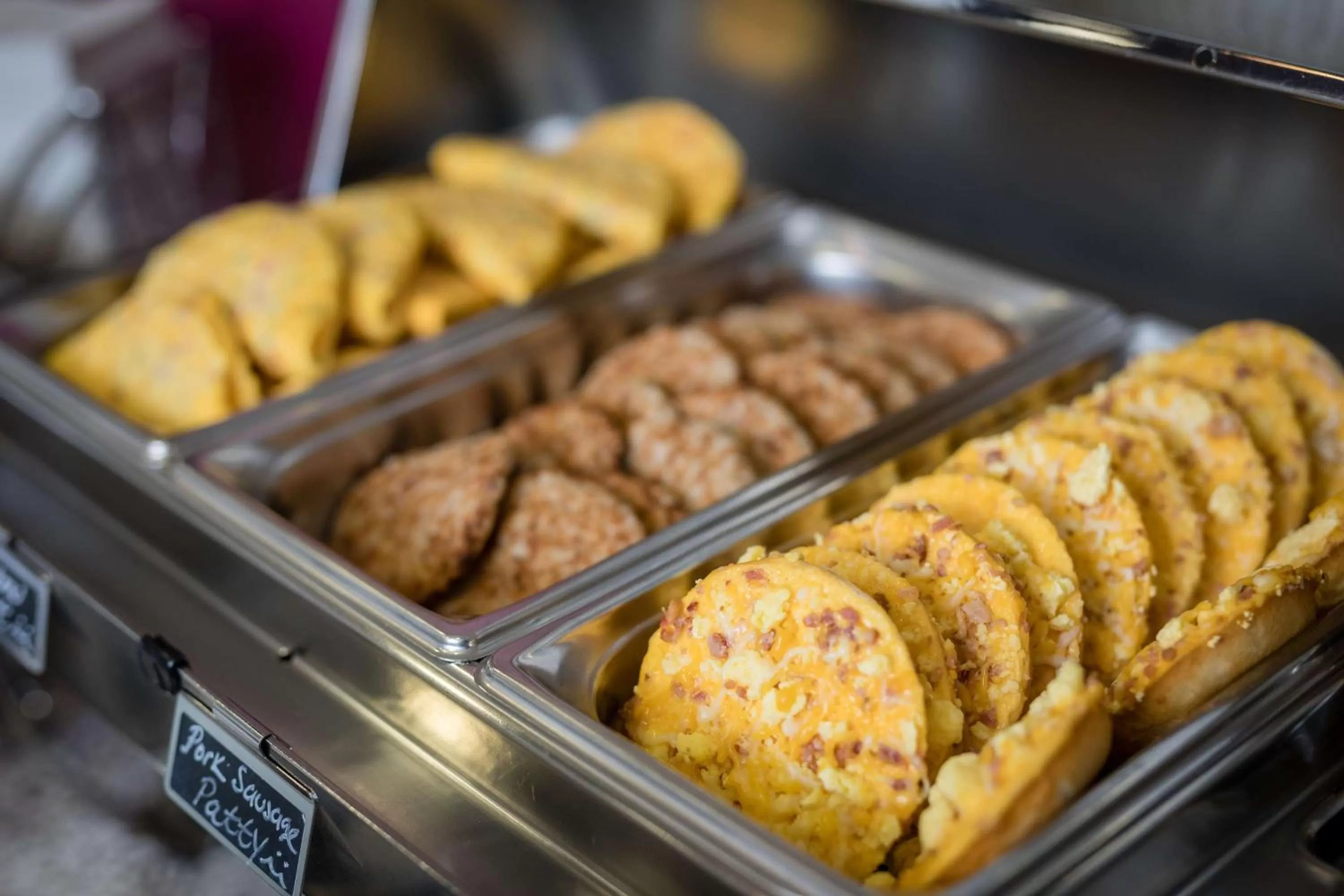 Dining area in Hampton Inn San Francisco Airport