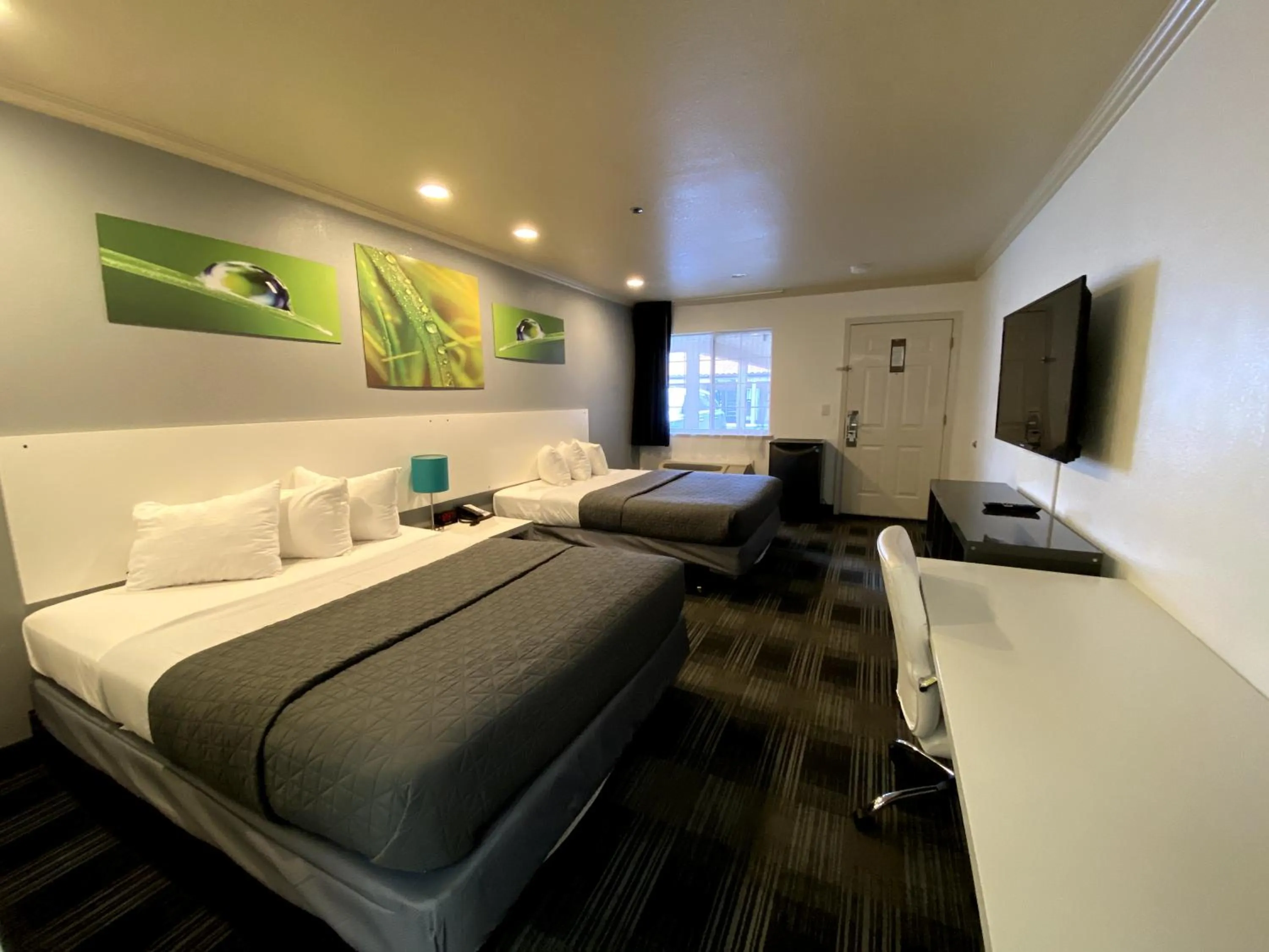 Photo of the whole room, Bed in BridgePoint Inn Daly City