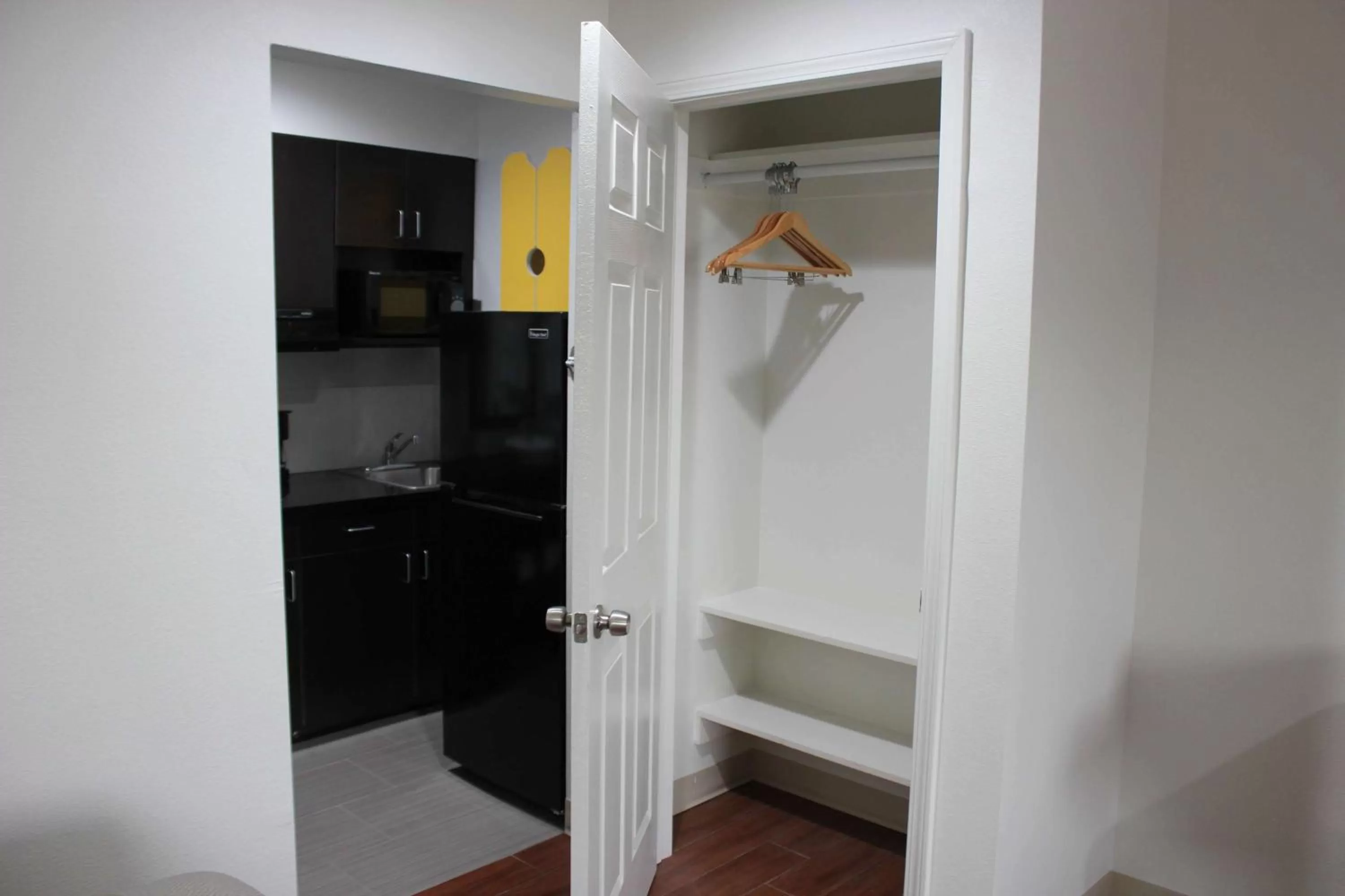 Kitchen or kitchenette, Bathroom in Studio 6-Houston, TX - East