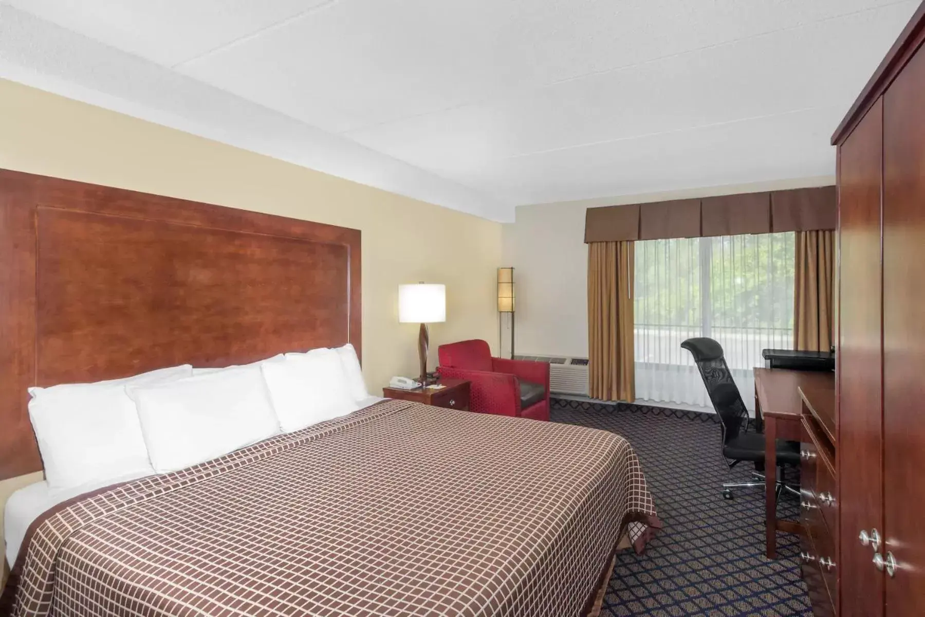 King Room with Roll-In Shower - Mobility/Hearing Accessible - Non-Smoking in Days Inn by Wyndham Geneva/Finger Lakes King Room with Roll-In Shower - Mobility/Hearing Accessible - Non-Smoking in Days Inn by Wyndham Geneva/Finger Lakes