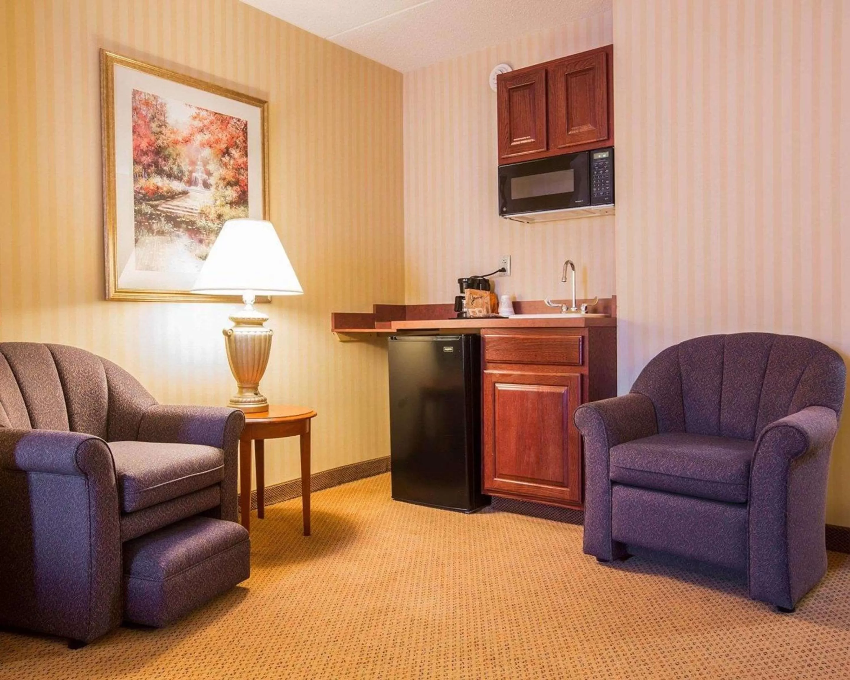 Photo of the whole room in Comfort Inn & Suites Hawthorne